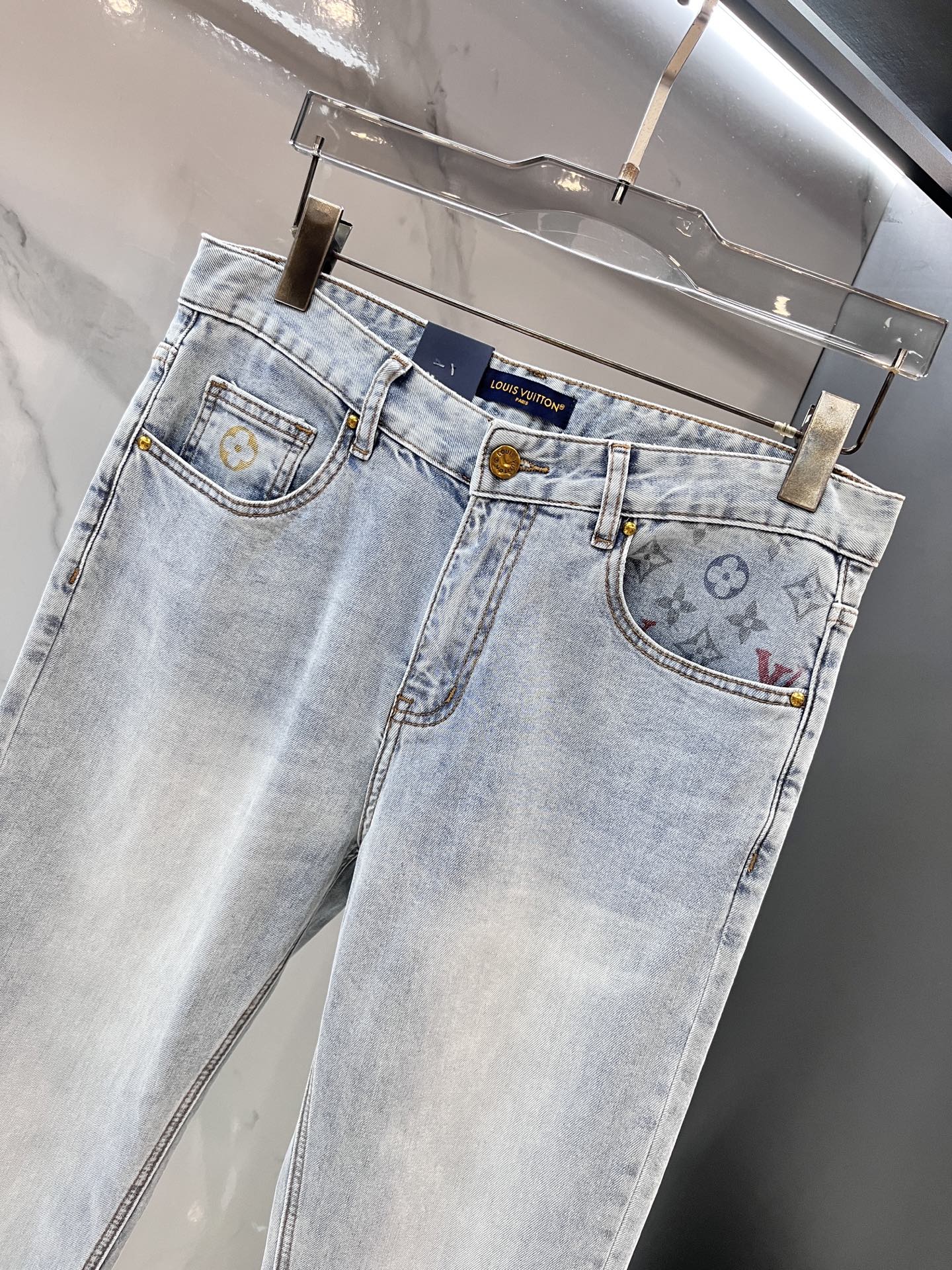 LV一比一彩色Monogram牛仔褲 後袋多彩壓印亮點設計｜歐美奢侈品精品推薦