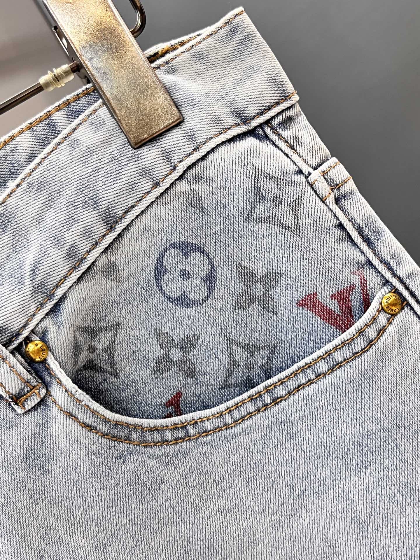 LV一比一彩色Monogram牛仔褲 後袋多彩壓印亮點設計｜歐美奢侈品精品推薦