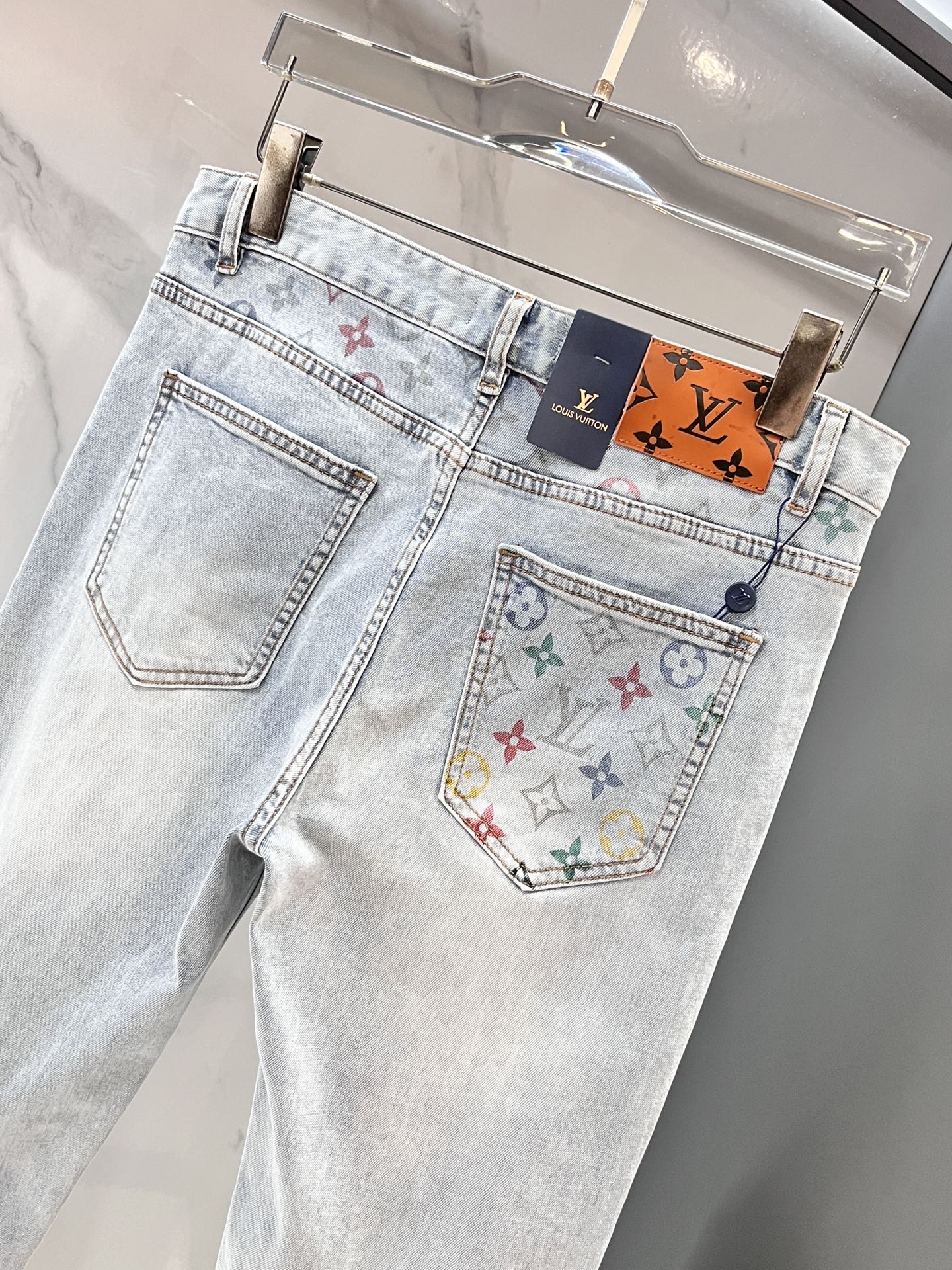 LV一比一彩色Monogram牛仔褲 後袋多彩壓印亮點設計｜歐美奢侈品精品推薦