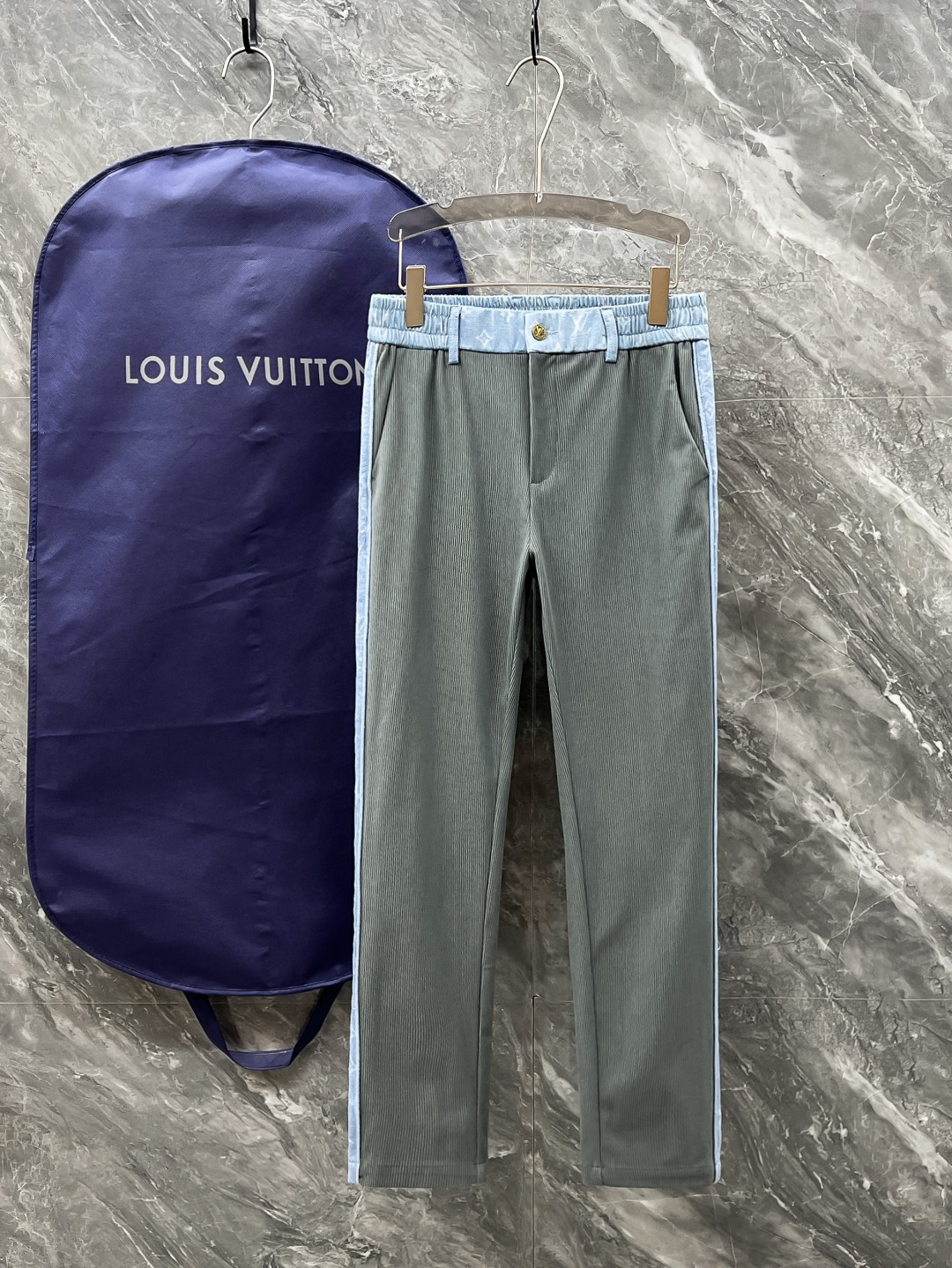 LV高仿拼色側條修身褲 綠灰藍拼接展現俐落輪廓