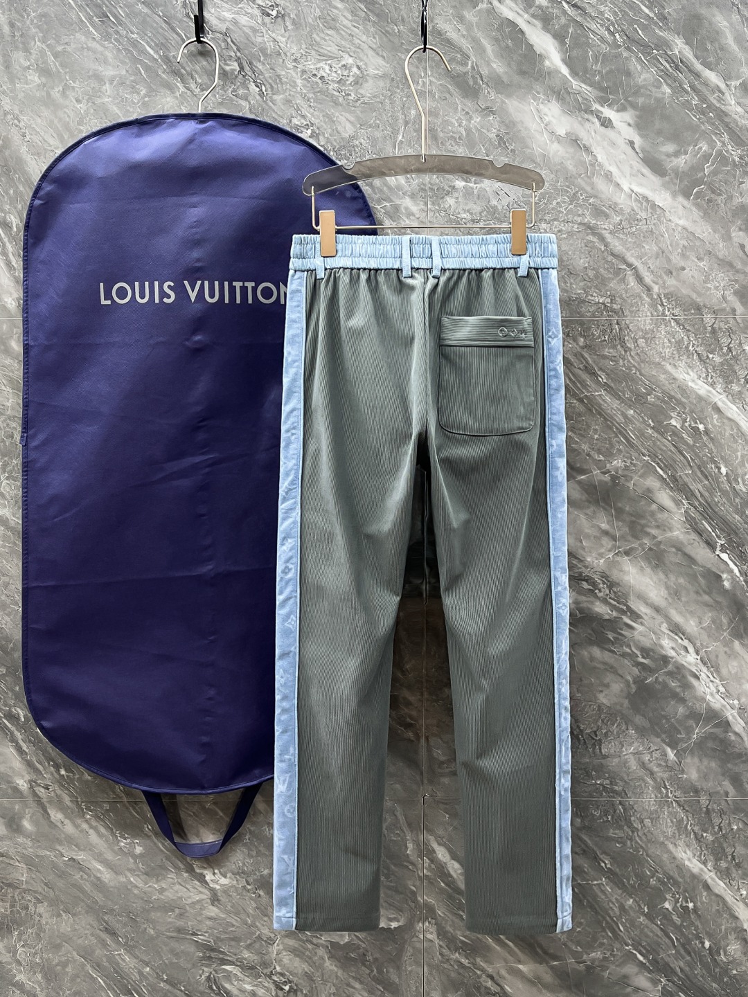 LV高仿拼色側條修身褲 綠灰藍拼接展現俐落輪廓|超A仿原單精品圖片 14 LV高仿拼色側條修身褲 綠灰藍拼接展現俐落輪廓|歐美奢侈品精品推薦