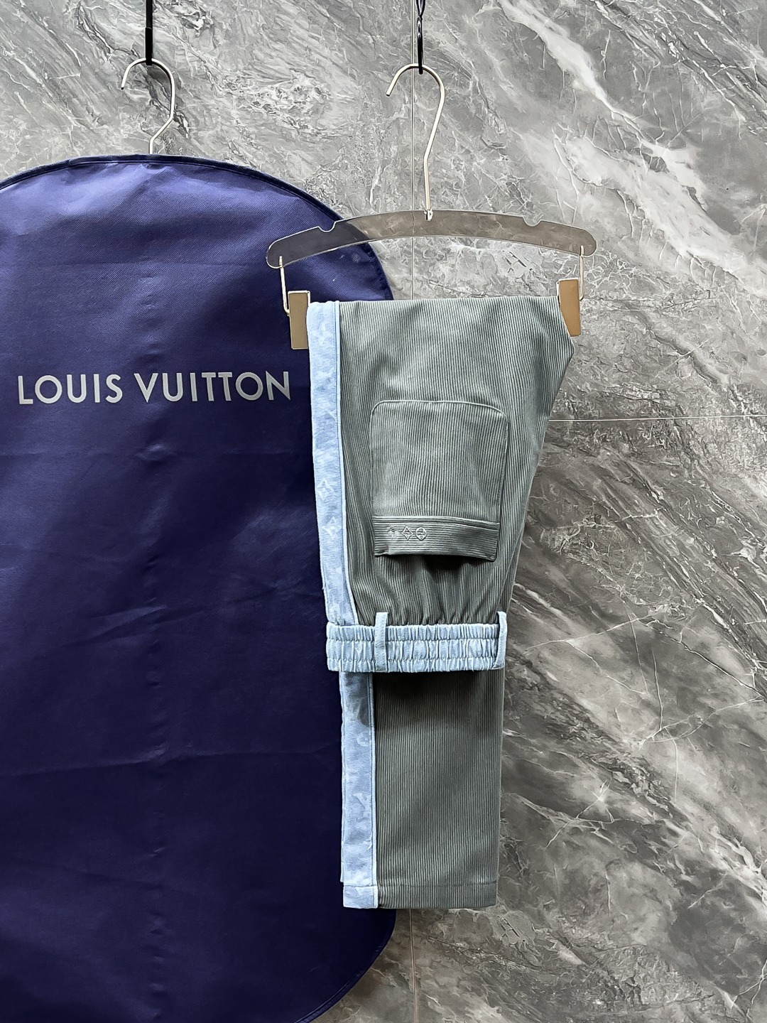 LV高仿拼色側條修身褲 綠灰藍拼接展現俐落輪廓｜歐美奢侈品精品推薦