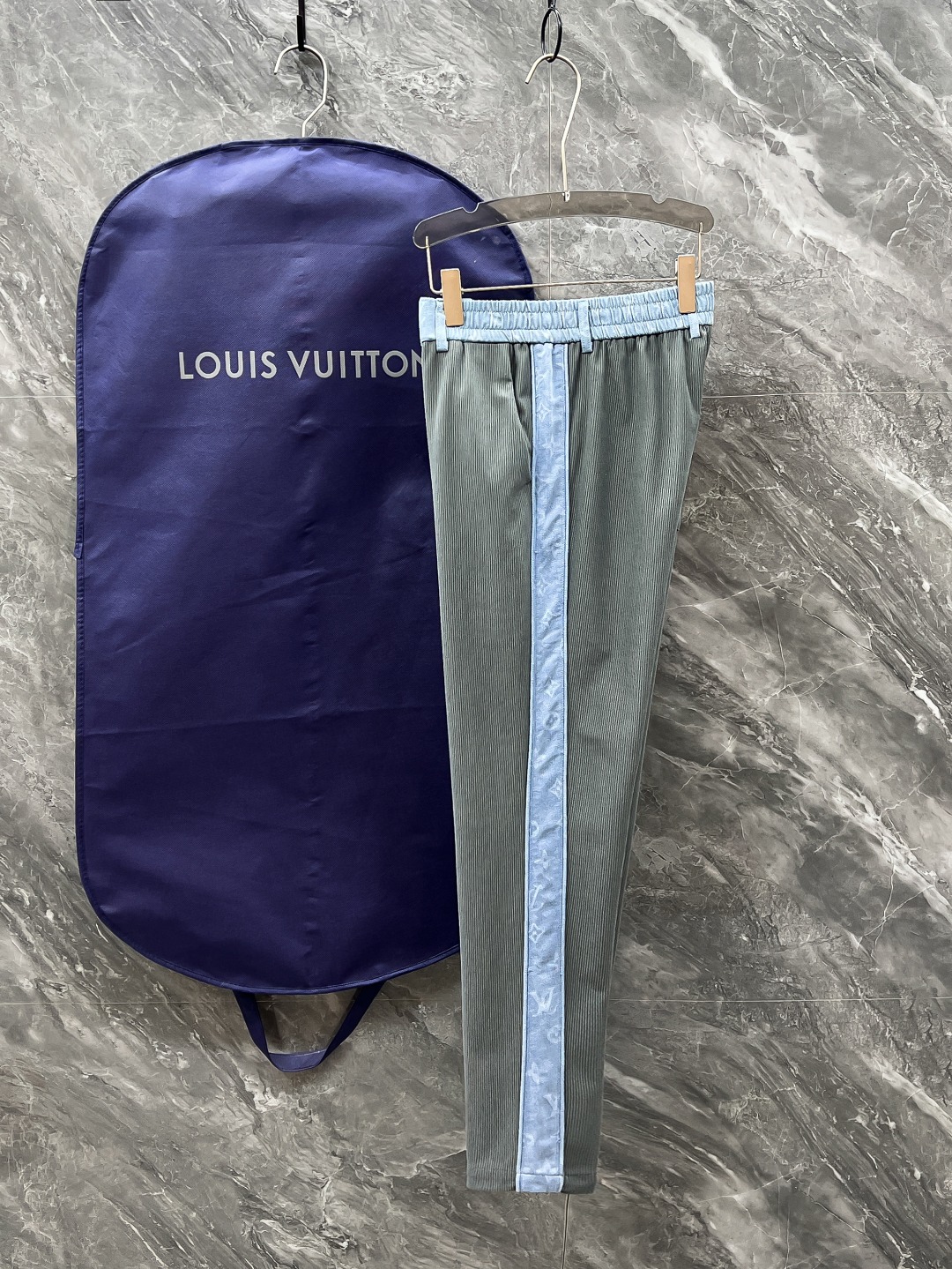 LV高仿拼色側條修身褲 綠灰藍拼接展現俐落輪廓｜歐美奢侈品精品推薦