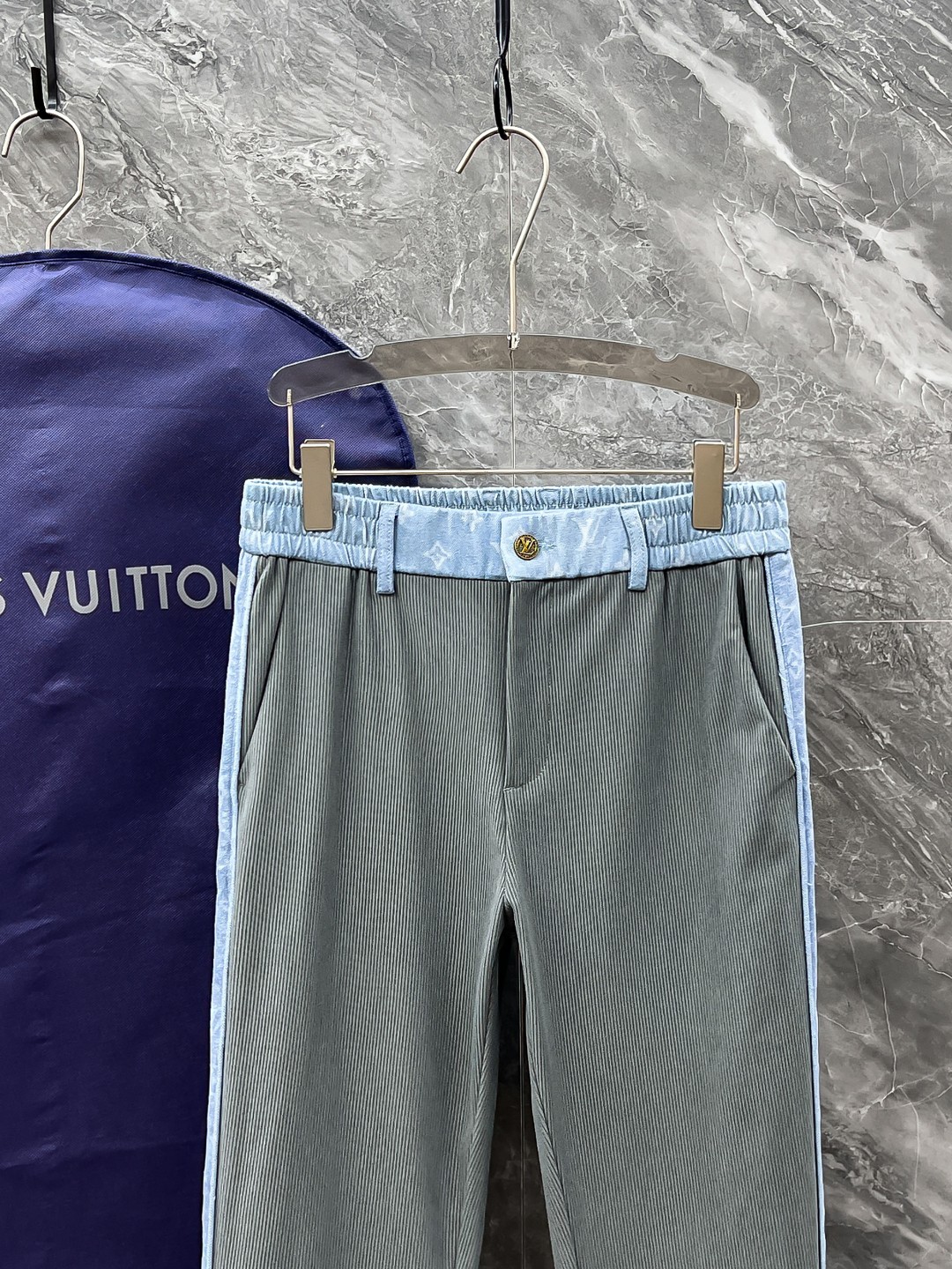 LV高仿拼色側條修身褲 綠灰藍拼接展現俐落輪廓｜歐美奢侈品精品推薦