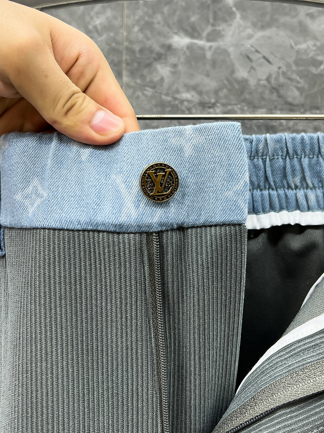 LV高仿拼色側條修身褲 綠灰藍拼接展現俐落輪廓｜歐美奢侈品精品推薦