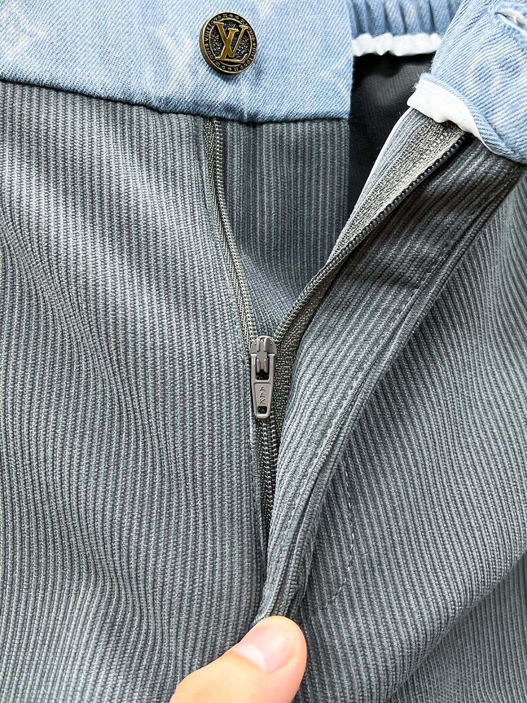 LV高仿拼色側條修身褲 綠灰藍拼接展現俐落輪廓｜歐美奢侈品精品推薦