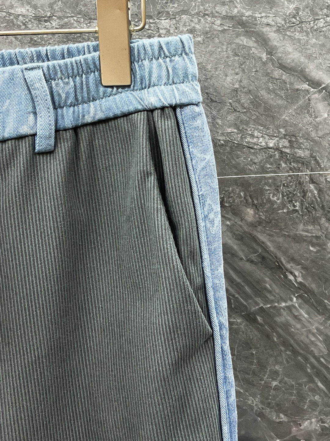 LV高仿拼色側條修身褲 綠灰藍拼接展現俐落輪廓｜歐美奢侈品精品推薦