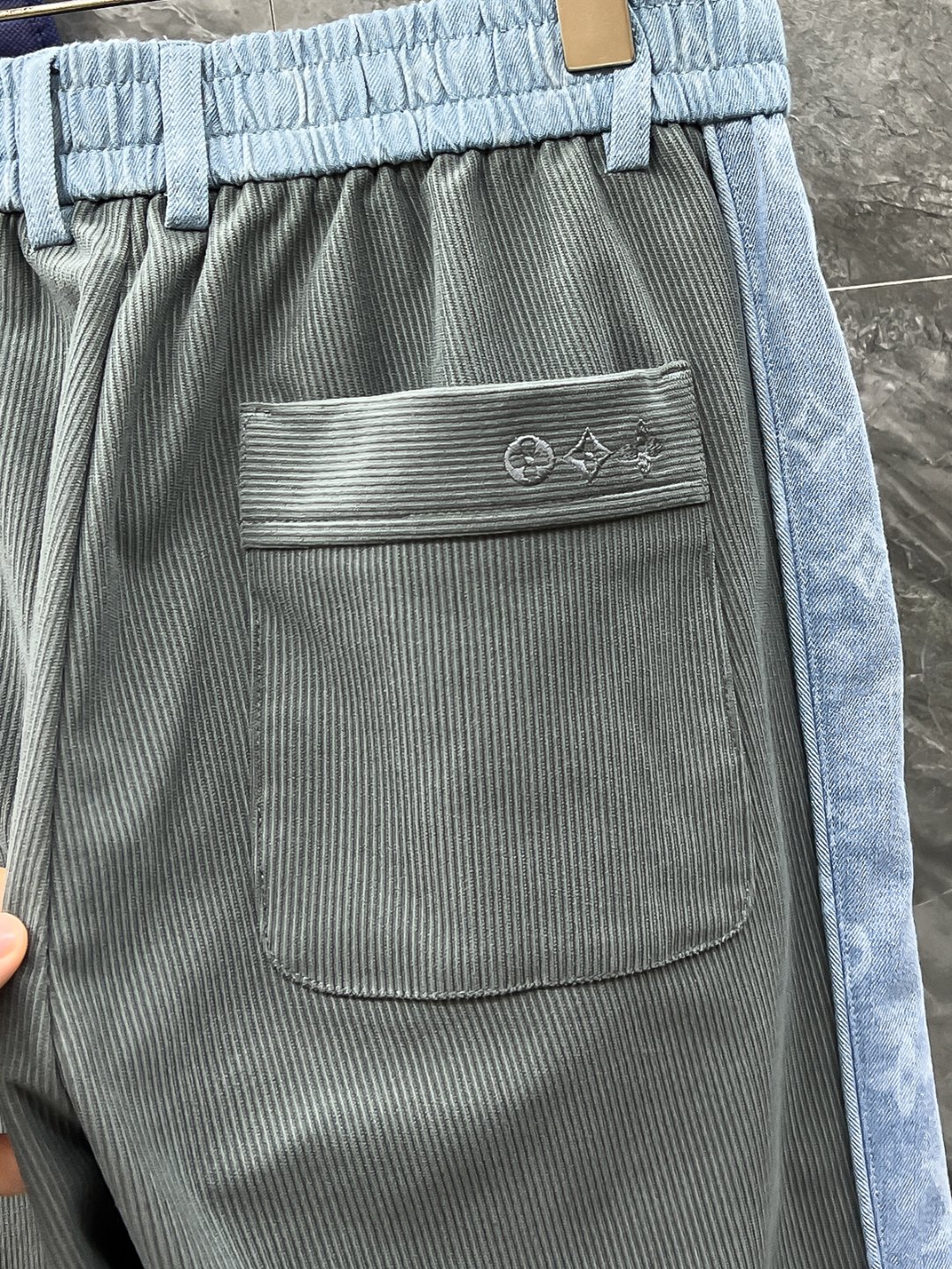 LV高仿拼色側條修身褲 綠灰藍拼接展現俐落輪廓｜歐美奢侈品精品推薦