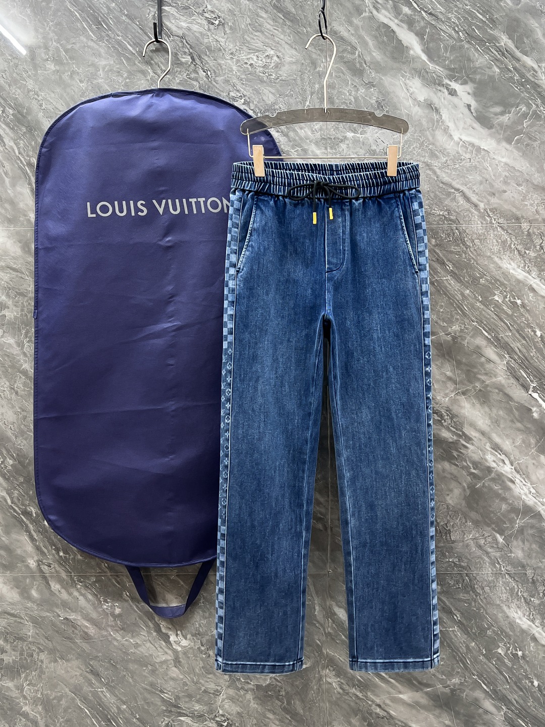 LV高仿棋盤格拼接側條牛仔褲 直筒鬆緊褲型休閒百搭