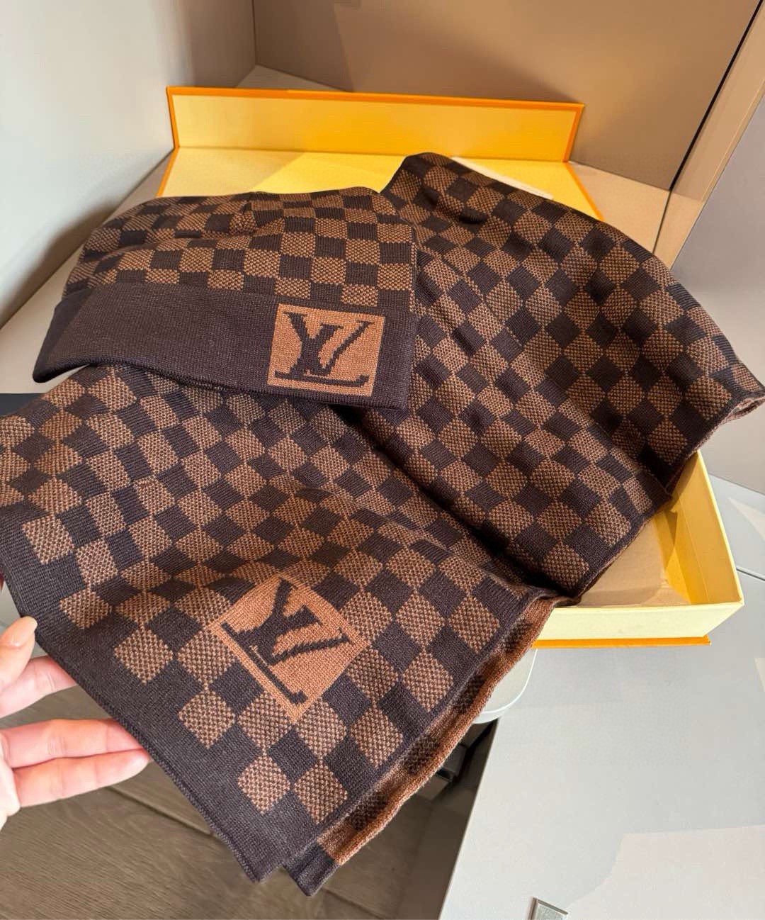 LV A貨深棕棋盤格圍巾 經典格紋設計保暖款 秋冬百搭|超A仿原單精品圖片 14 LV A貨深棕棋盤格圍巾 經典格紋設計保暖款 秋冬百搭|歐美奢侈品精品推薦