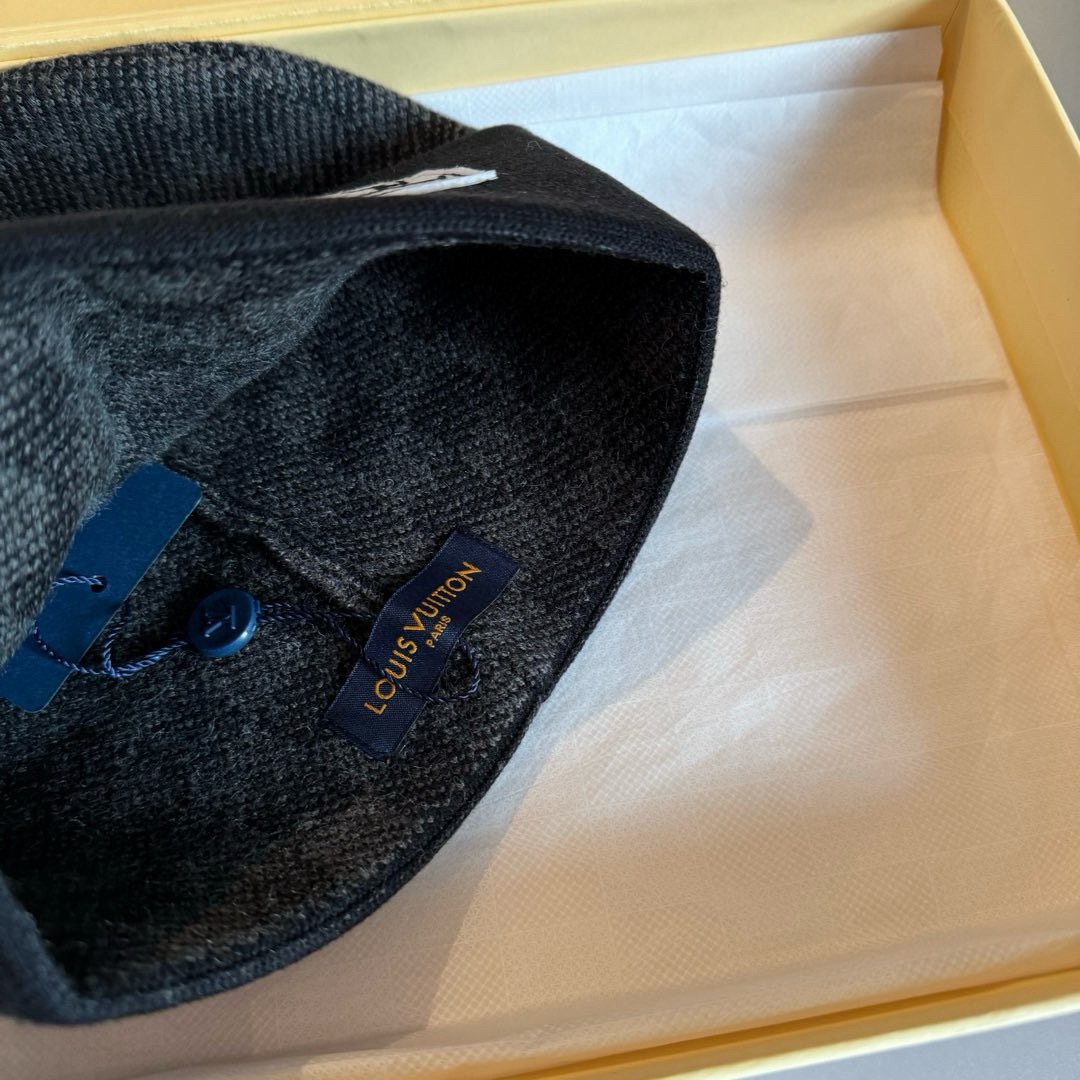 LV原單男士深灰棋盤格圍巾 簡約質感高級款 冬季必備|超A仿原單精品圖片 11 LV原單男士深灰棋盤格圍巾 簡約質感高級款 冬季必備|歐美奢侈品精品推薦