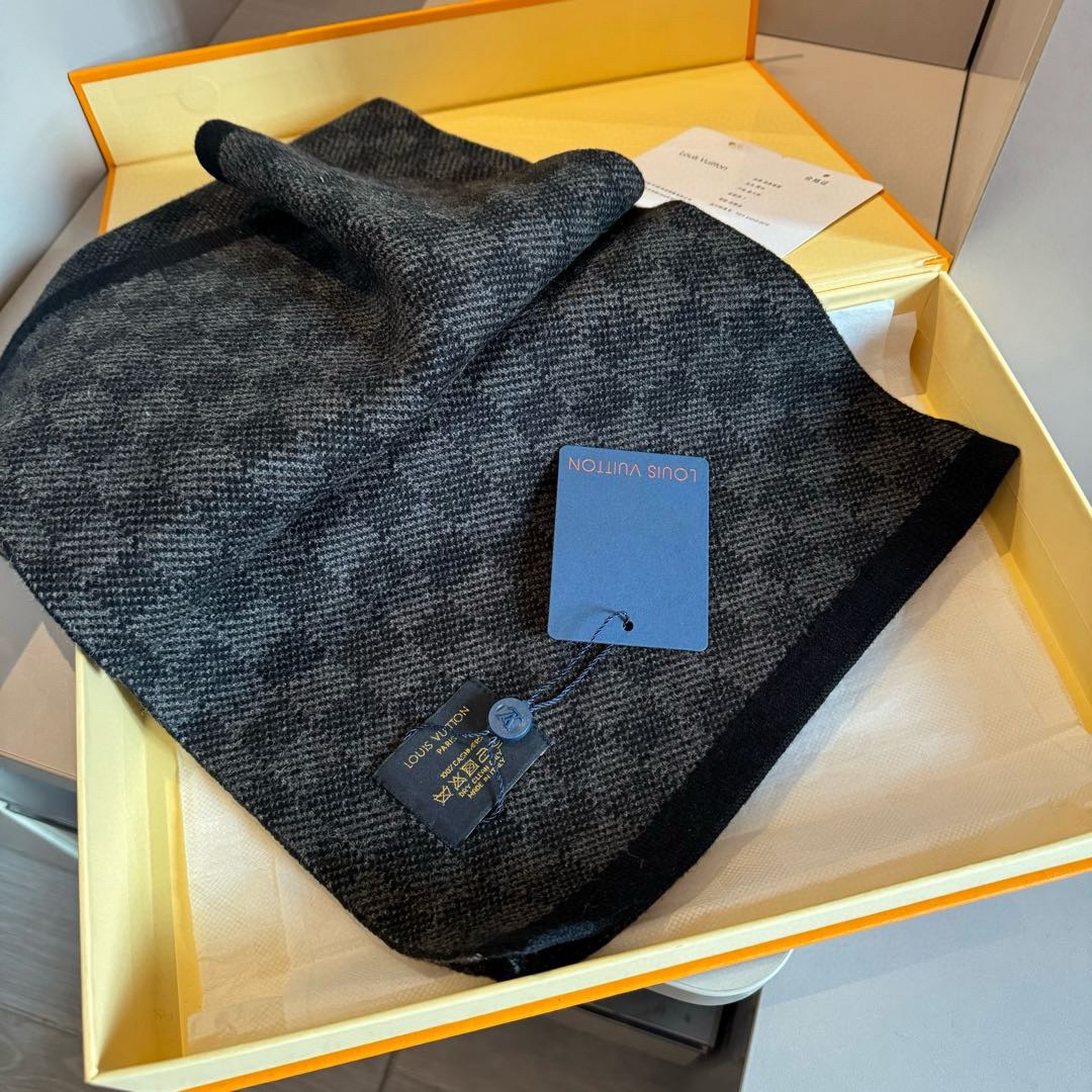 LV原單男士深灰棋盤格圍巾 簡約質感高級款 冬季必備|超A仿原單精品圖片 8 LV原單男士深灰棋盤格圍巾 簡約質感高級款 冬季必備|歐美奢侈品精品推薦