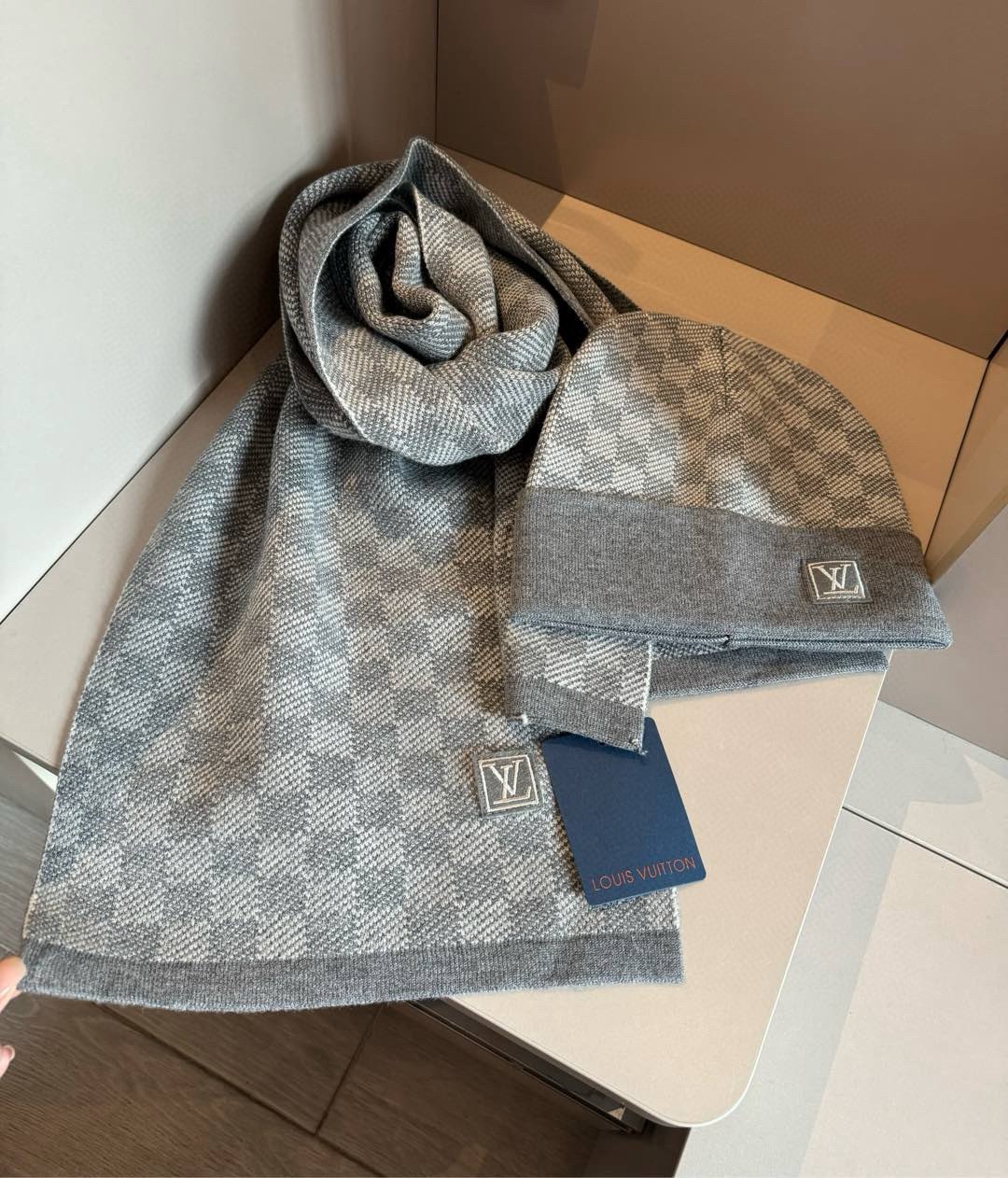 LV高仿銀灰色格紋圍巾 冬季溫柔色調款 男士女士皆宜