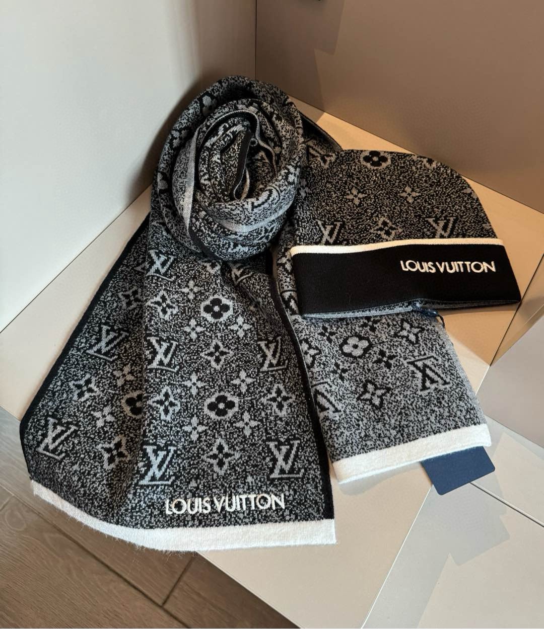 LV高仿黑白雙面圍巾帽組 老花提花款 冬季人氣百搭選