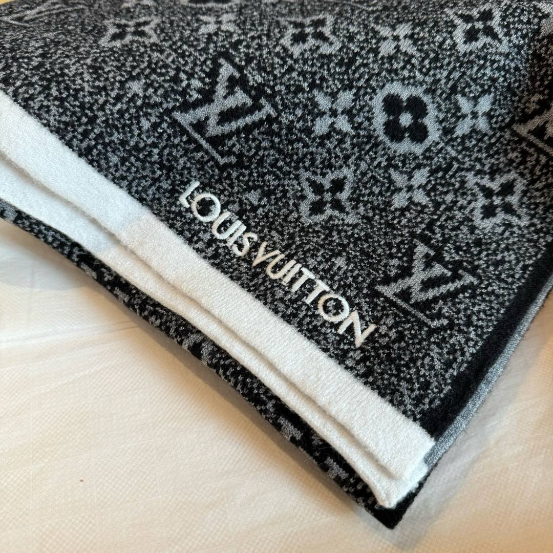 LV高仿黑白雙面圍巾帽組 老花提花款 冬季人氣百搭選|超A仿原單精品圖片 10 LV高仿黑白雙面圍巾帽組 老花提花款 冬季人氣百搭選|歐美奢侈品精品推薦