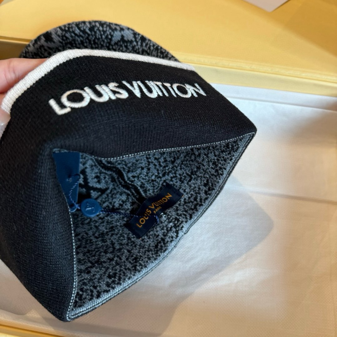 LV高仿黑白雙面圍巾帽組 老花提花款 冬季人氣百搭選|超A仿原單精品圖片 8 LV高仿黑白雙面圍巾帽組 老花提花款 冬季人氣百搭選|歐美奢侈品精品推薦