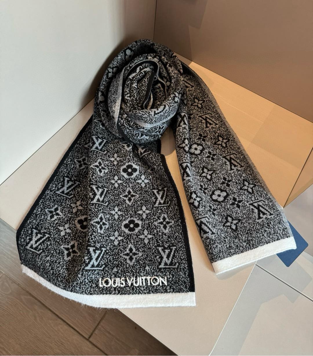 LV高仿黑白雙面圍巾帽組 老花提花款 冬季人氣百搭選|超A仿原單精品圖片 7 LV高仿黑白雙面圍巾帽組 老花提花款 冬季人氣百搭選|歐美奢侈品精品推薦