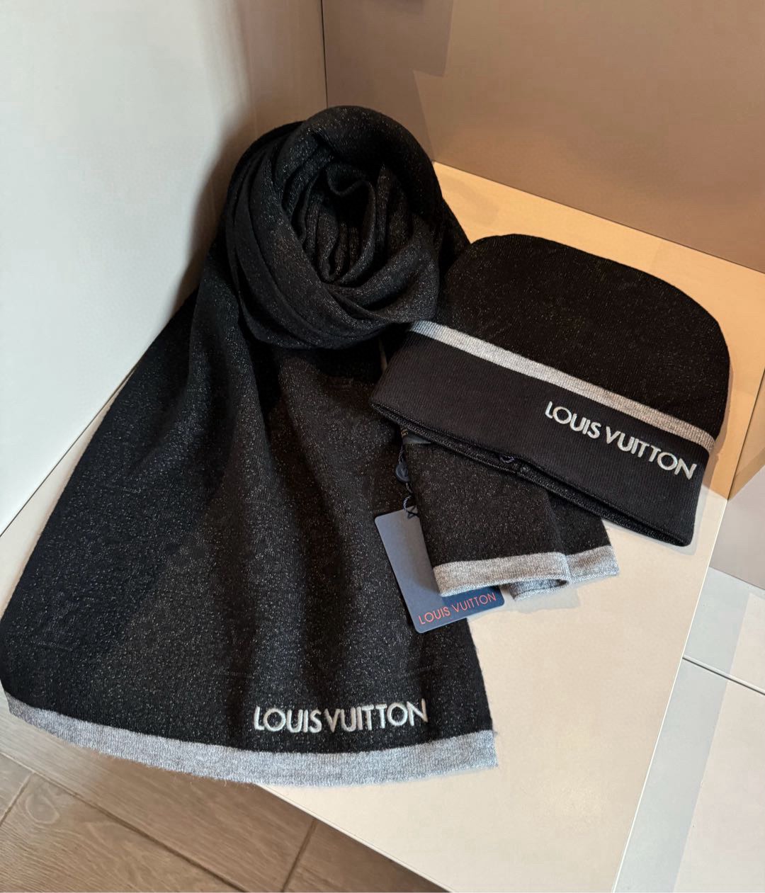 LV高仿黑銀雙色圍巾帽組 經典低調LOGO設計款 保暖套組
