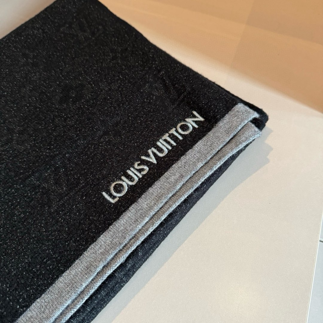 LV高仿黑銀雙色圍巾帽組 經典低調LOGO設計款 保暖套組｜歐美奢侈品精品推薦