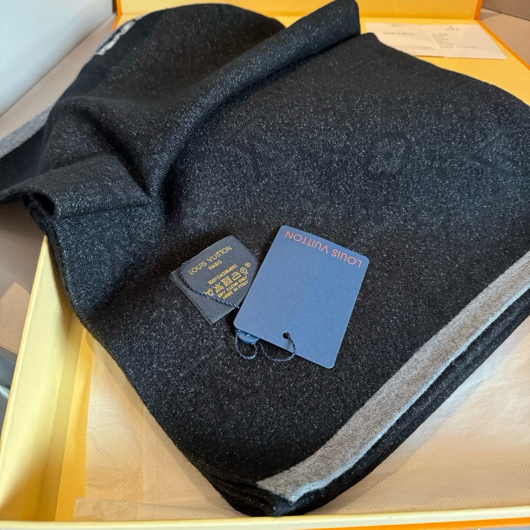 LV高仿黑銀雙色圍巾帽組 經典低調LOGO設計款 保暖套組｜歐美奢侈品精品推薦