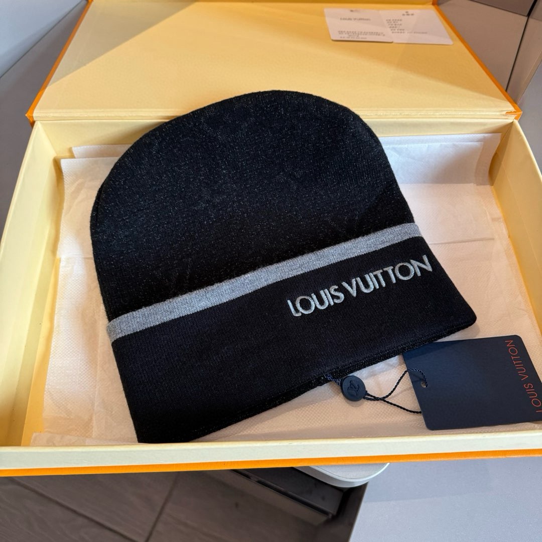 LV高仿黑銀雙色圍巾帽組 經典低調LOGO設計款 保暖套組｜歐美奢侈品精品推薦