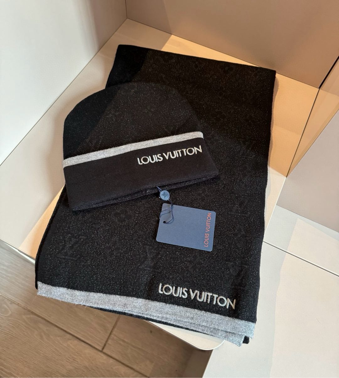 LV高仿黑銀雙色圍巾帽組 經典低調LOGO設計款 保暖套組｜歐美奢侈品精品推薦