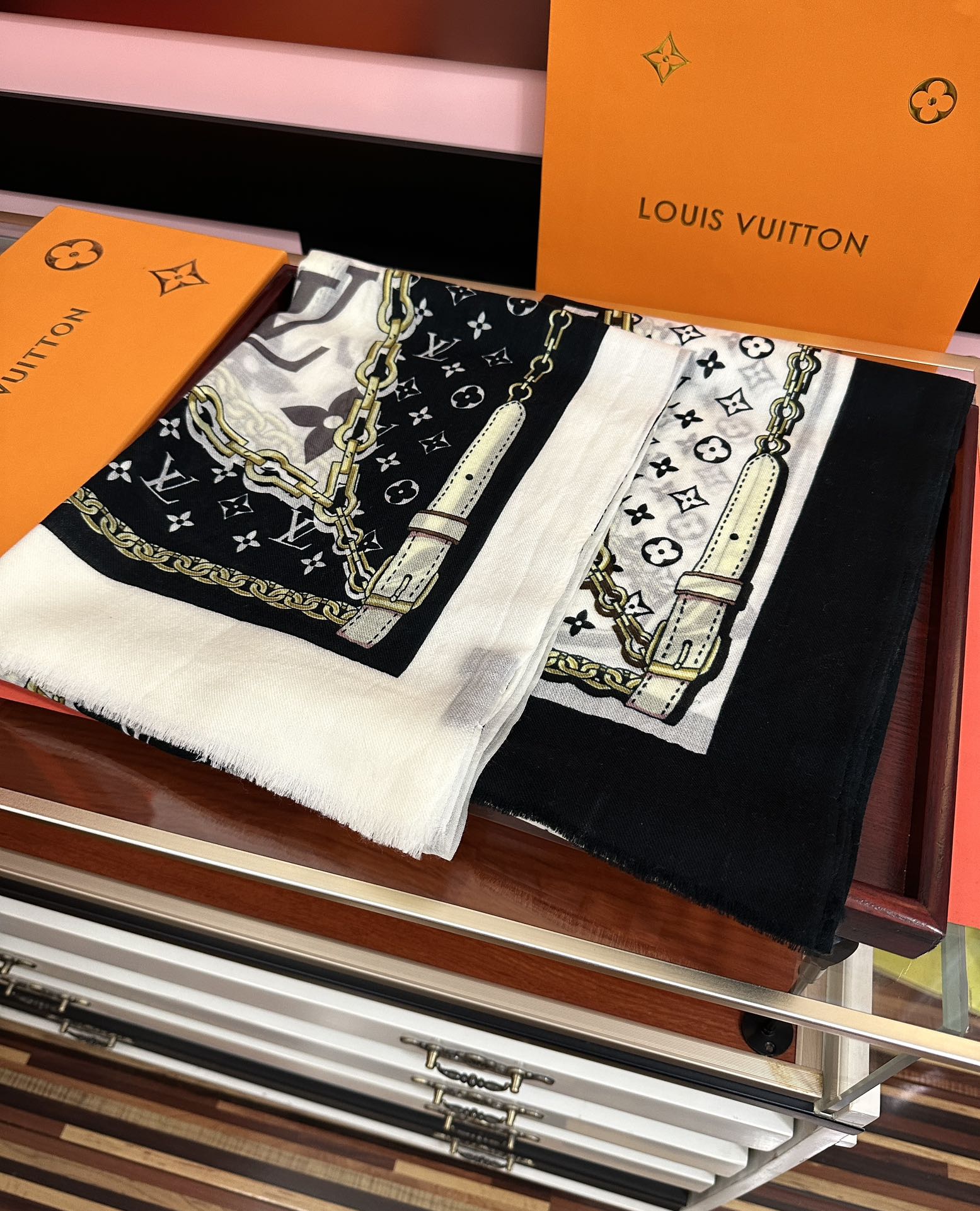 LV一比一精品鏈條圖騰絲巾 長款造型配件 雙色版本|超A仿原單精品圖片 14 LV一比一精品鏈條圖騰絲巾 長款造型配件 雙色版本|歐美奢侈品精品推薦