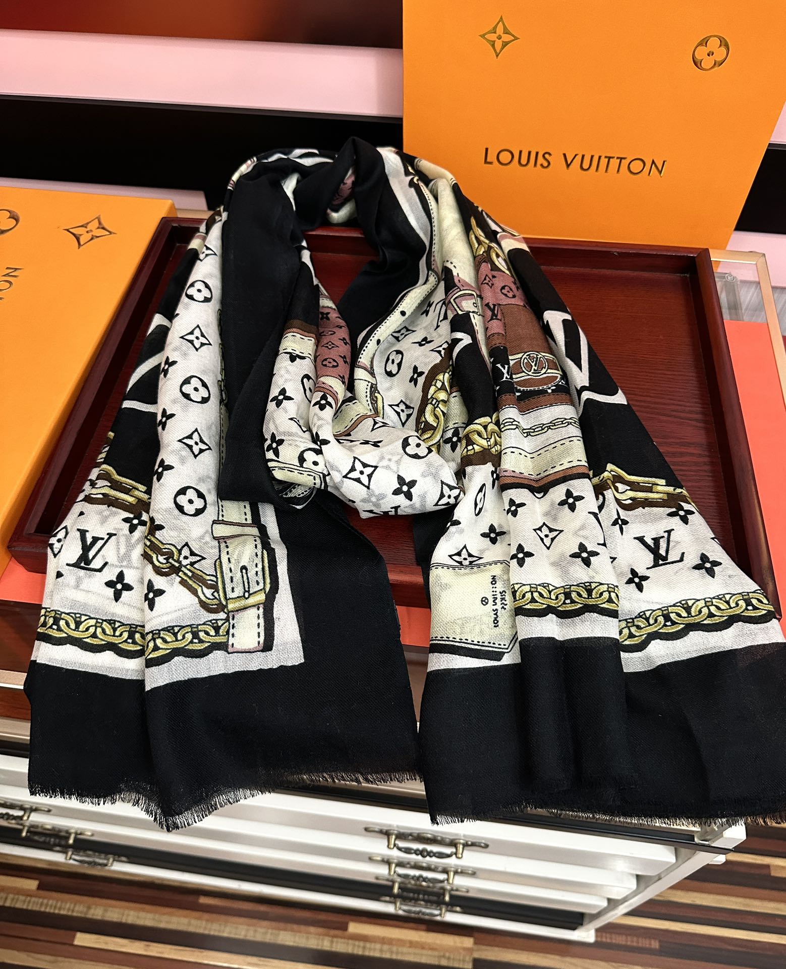 LV一比一精品鏈條圖騰絲巾 長款造型配件 雙色版本|超A仿原單精品圖片 12 LV一比一精品鏈條圖騰絲巾 長款造型配件 雙色版本|歐美奢侈品精品推薦