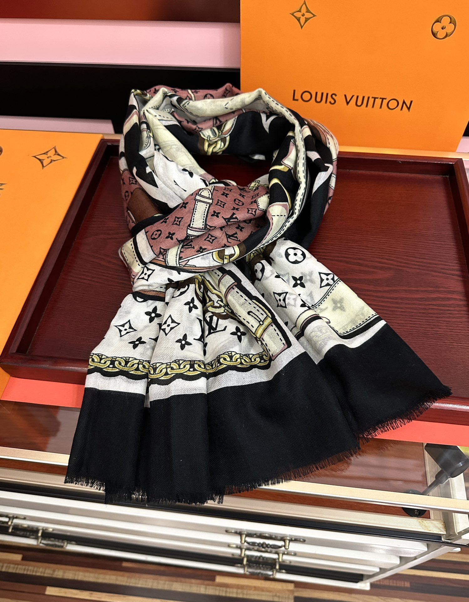 LV一比一精品鏈條圖騰絲巾 長款造型配件 雙色版本|超A仿原單精品圖片 11 LV一比一精品鏈條圖騰絲巾 長款造型配件 雙色版本|歐美奢侈品精品推薦