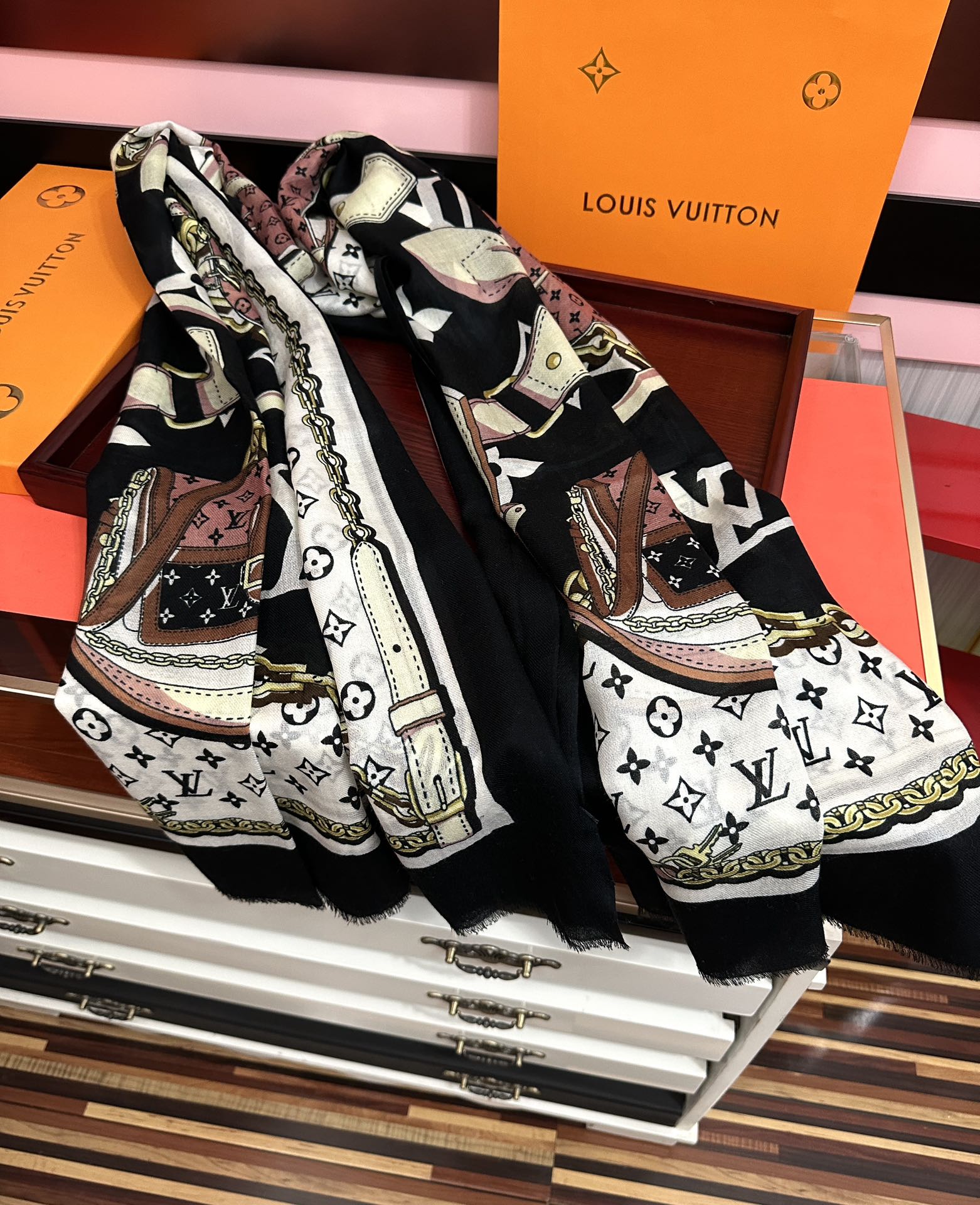 LV一比一精品鏈條圖騰絲巾 長款造型配件 雙色版本|超A仿原單精品圖片 10 LV一比一精品鏈條圖騰絲巾 長款造型配件 雙色版本|歐美奢侈品精品推薦