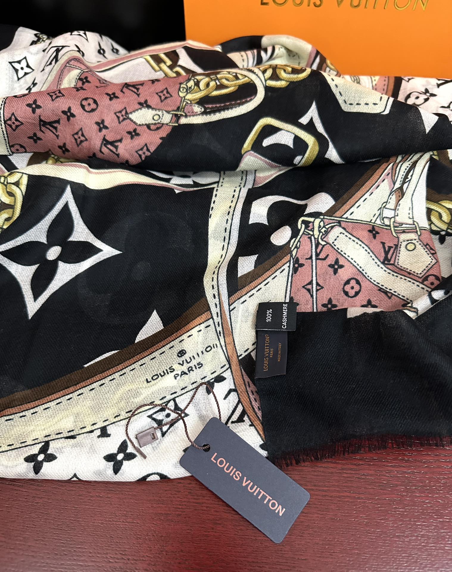 LV一比一精品鏈條圖騰絲巾 長款造型配件 雙色版本|超A仿原單精品圖片 9 LV一比一精品鏈條圖騰絲巾 長款造型配件 雙色版本|歐美奢侈品精品推薦