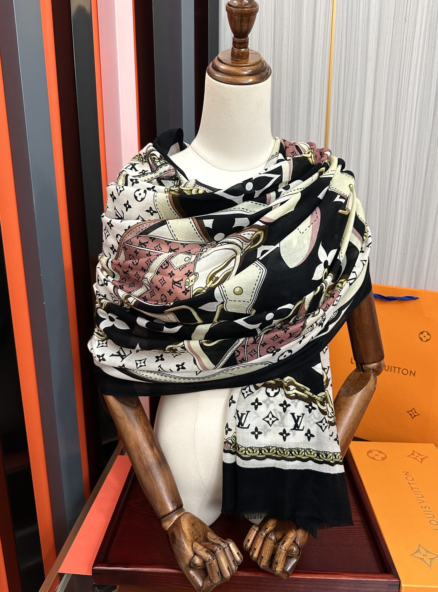 LV一比一精品鏈條圖騰絲巾 長款造型配件 雙色版本|超A仿原單精品圖片 8 LV一比一精品鏈條圖騰絲巾 長款造型配件 雙色版本|歐美奢侈品精品推薦