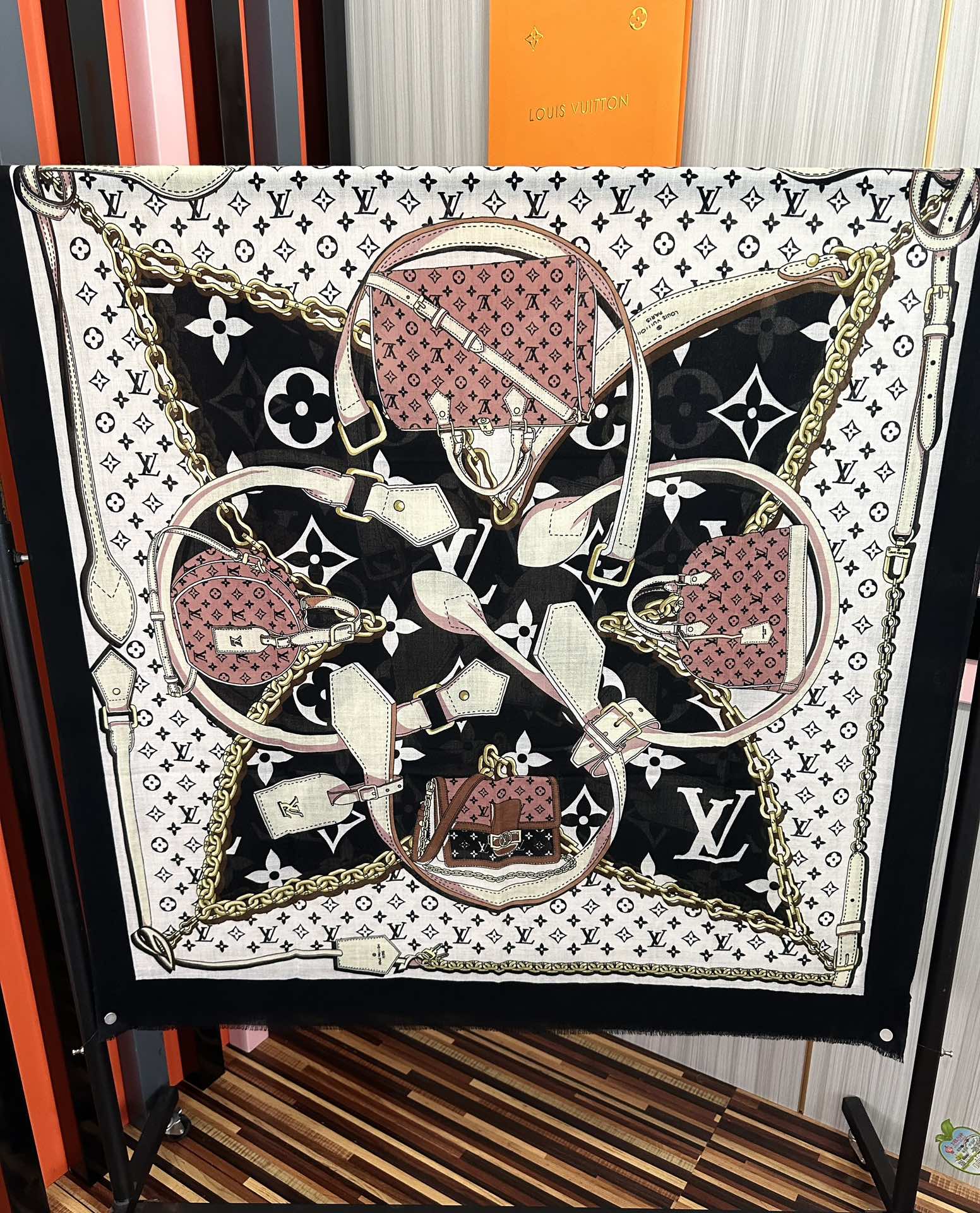 LV一比一精品鏈條圖騰絲巾 長款造型配件 雙色版本|超A仿原單精品圖片 7 LV一比一精品鏈條圖騰絲巾 長款造型配件 雙色版本|歐美奢侈品精品推薦