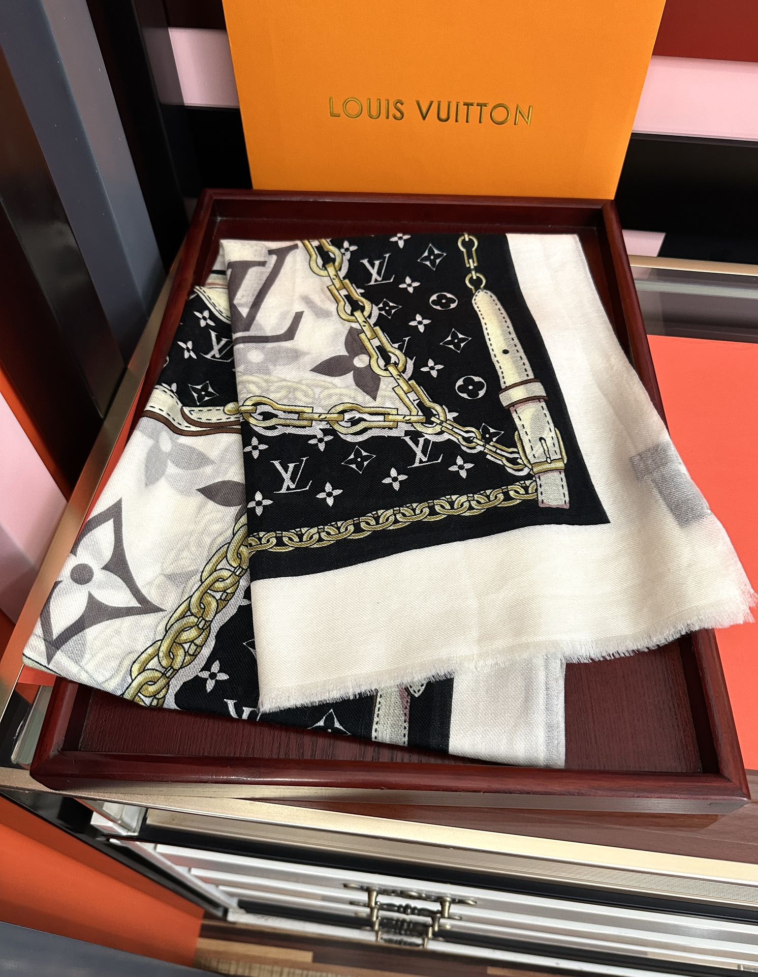 LV高仿黑白鍊條圖騰絲巾 雙面設計長條配件 春秋必備