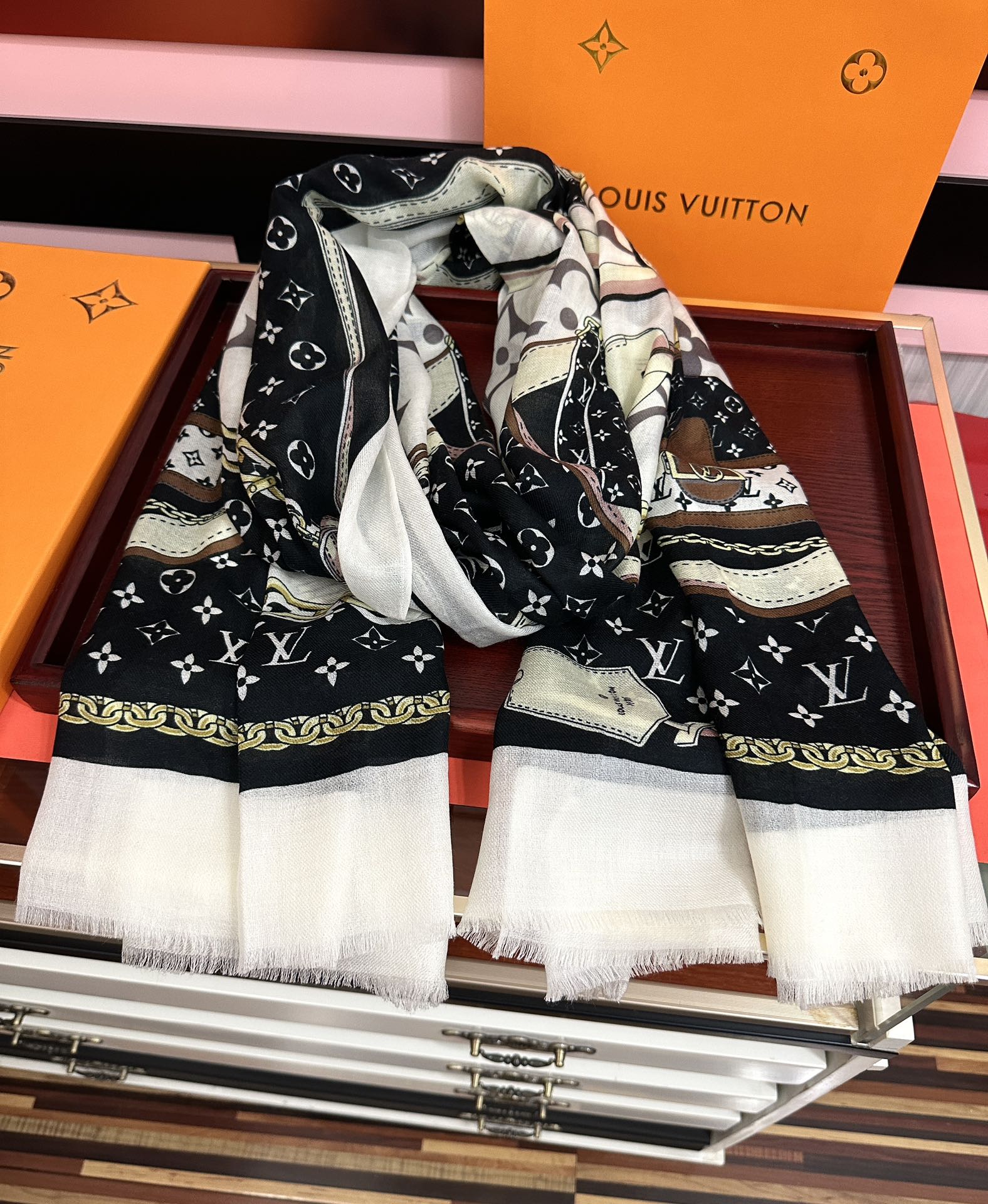 LV高仿黑白鍊條圖騰絲巾 雙面設計長條配件 春秋必備|超A仿原單精品圖片 12 LV高仿黑白鍊條圖騰絲巾 雙面設計長條配件 春秋必備|歐美奢侈品精品推薦