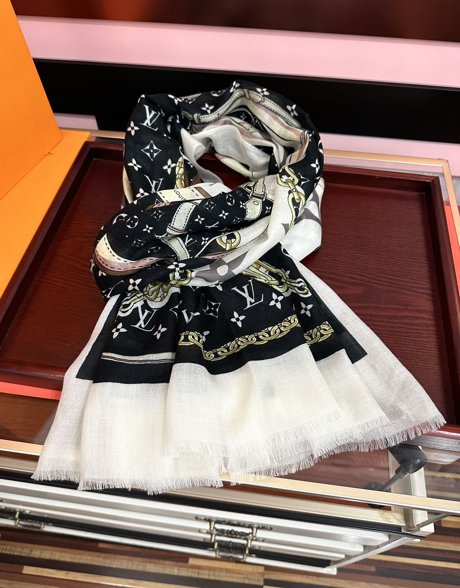 LV高仿黑白鍊條圖騰絲巾 雙面設計長條配件 春秋必備|超A仿原單精品圖片 11 LV高仿黑白鍊條圖騰絲巾 雙面設計長條配件 春秋必備|歐美奢侈品精品推薦