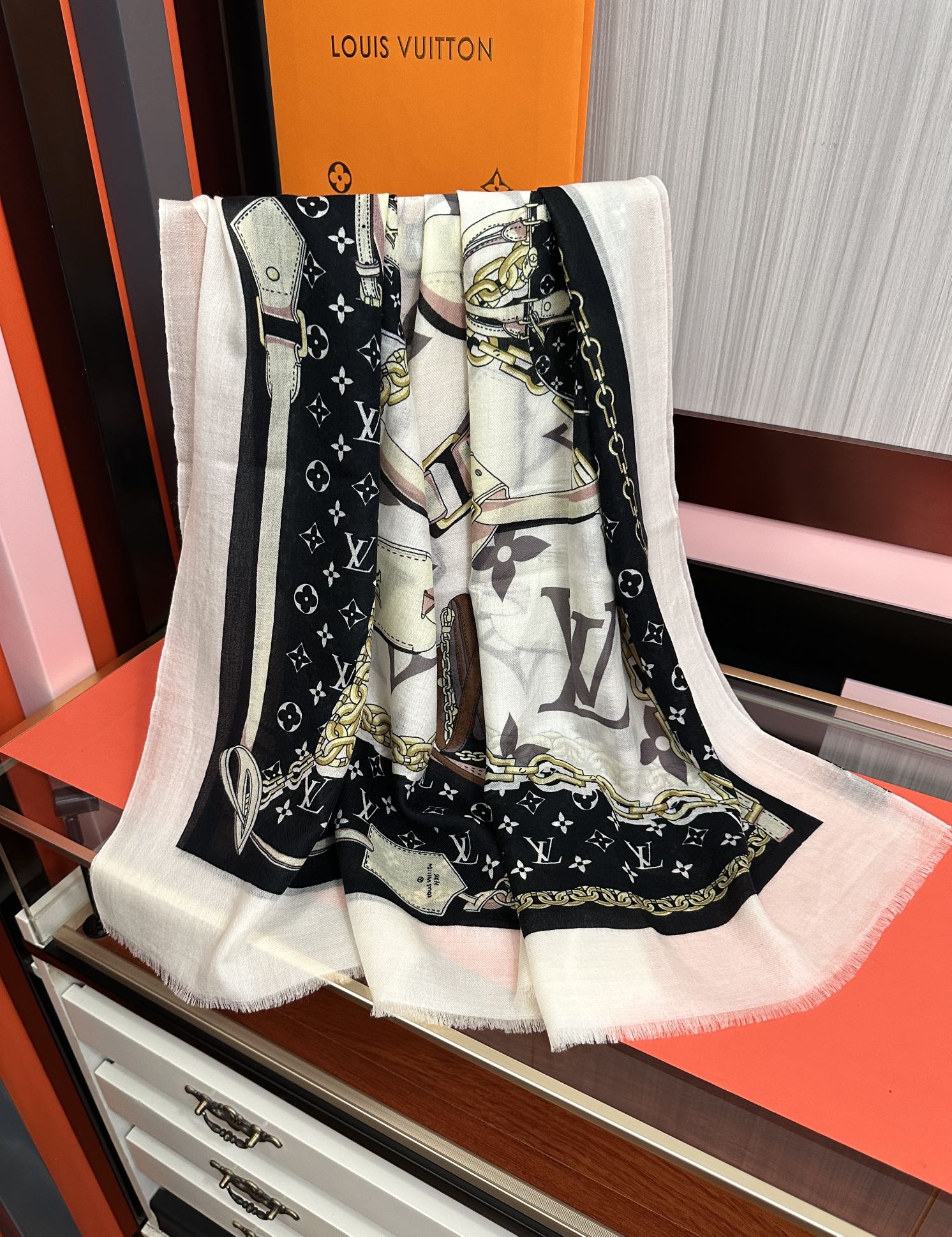 LV高仿黑白鍊條圖騰絲巾 雙面設計長條配件 春秋必備|超A仿原單精品圖片 10 LV高仿黑白鍊條圖騰絲巾 雙面設計長條配件 春秋必備|歐美奢侈品精品推薦