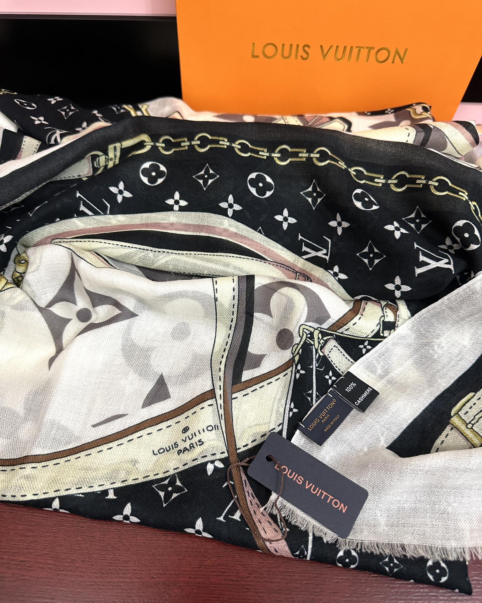 LV高仿黑白鍊條圖騰絲巾 雙面設計長條配件 春秋必備|超A仿原單精品圖片 9 LV高仿黑白鍊條圖騰絲巾 雙面設計長條配件 春秋必備|歐美奢侈品精品推薦