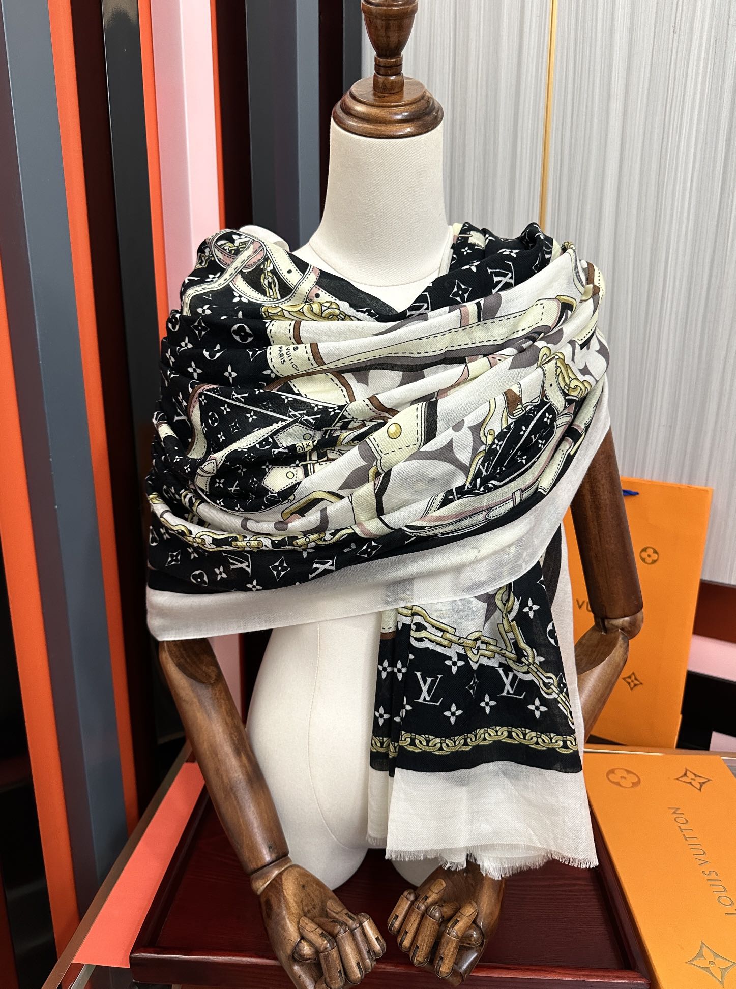 LV高仿黑白鍊條圖騰絲巾 雙面設計長條配件 春秋必備|超A仿原單精品圖片 8 LV高仿黑白鍊條圖騰絲巾 雙面設計長條配件 春秋必備|歐美奢侈品精品推薦