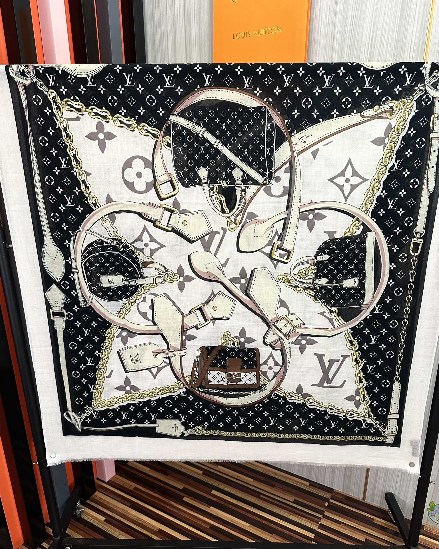 LV高仿黑白鍊條圖騰絲巾 雙面設計長條配件 春秋必備|超A仿原單精品圖片 7 LV高仿黑白鍊條圖騰絲巾 雙面設計長條配件 春秋必備|歐美奢侈品精品推薦