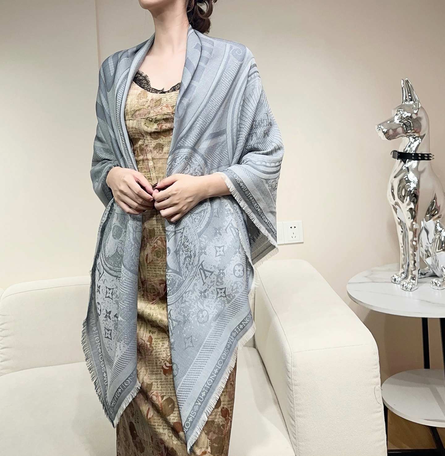 LV一比一女士灰色提花披肩 雙面圖騰設計優雅實用|超A仿原單精品圖片 6 LV一比一女士灰色提花披肩 雙面圖騰設計優雅實用|歐美奢侈品精品推薦