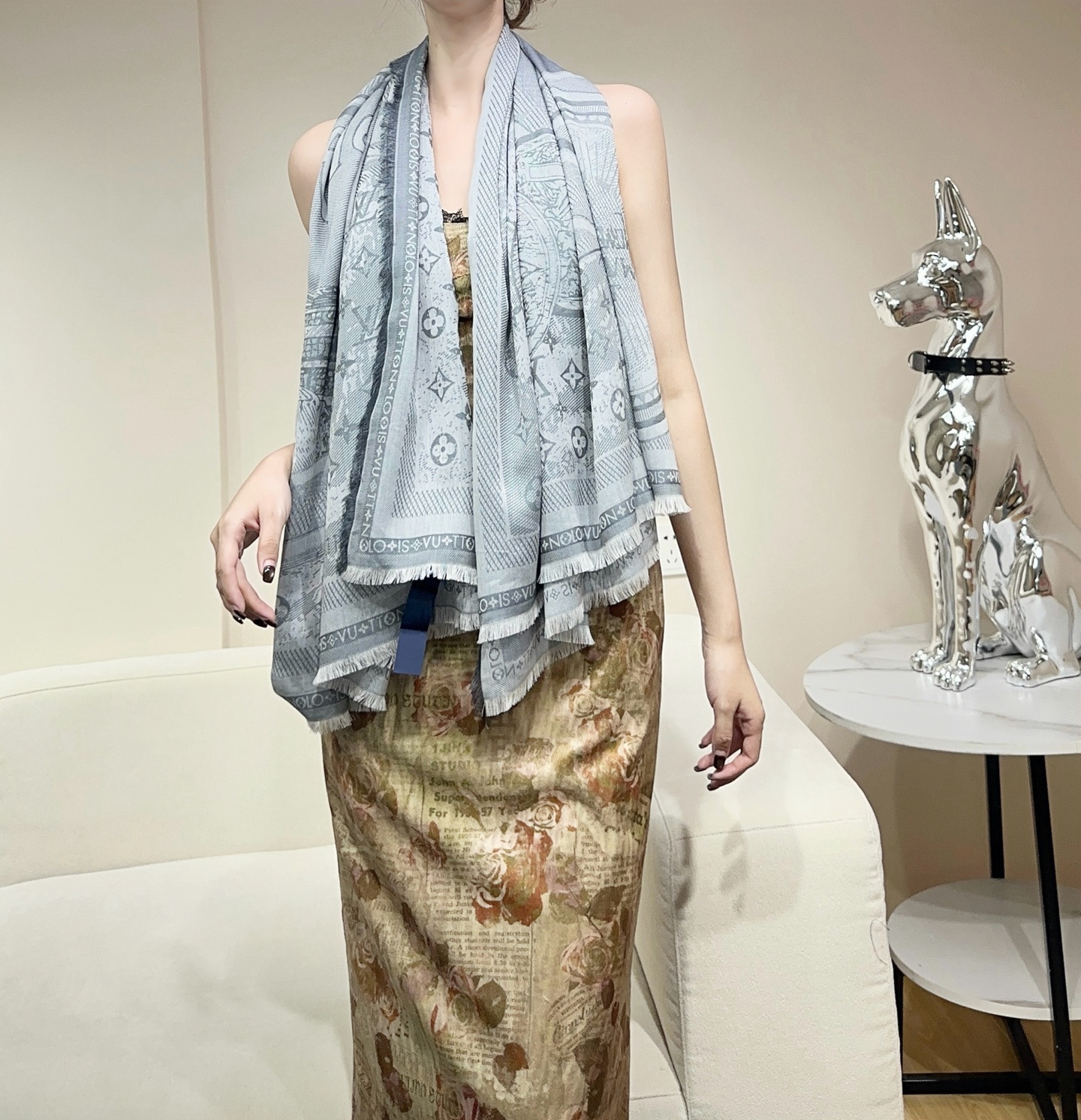 LV一比一女士灰色提花披肩 雙面圖騰設計優雅實用