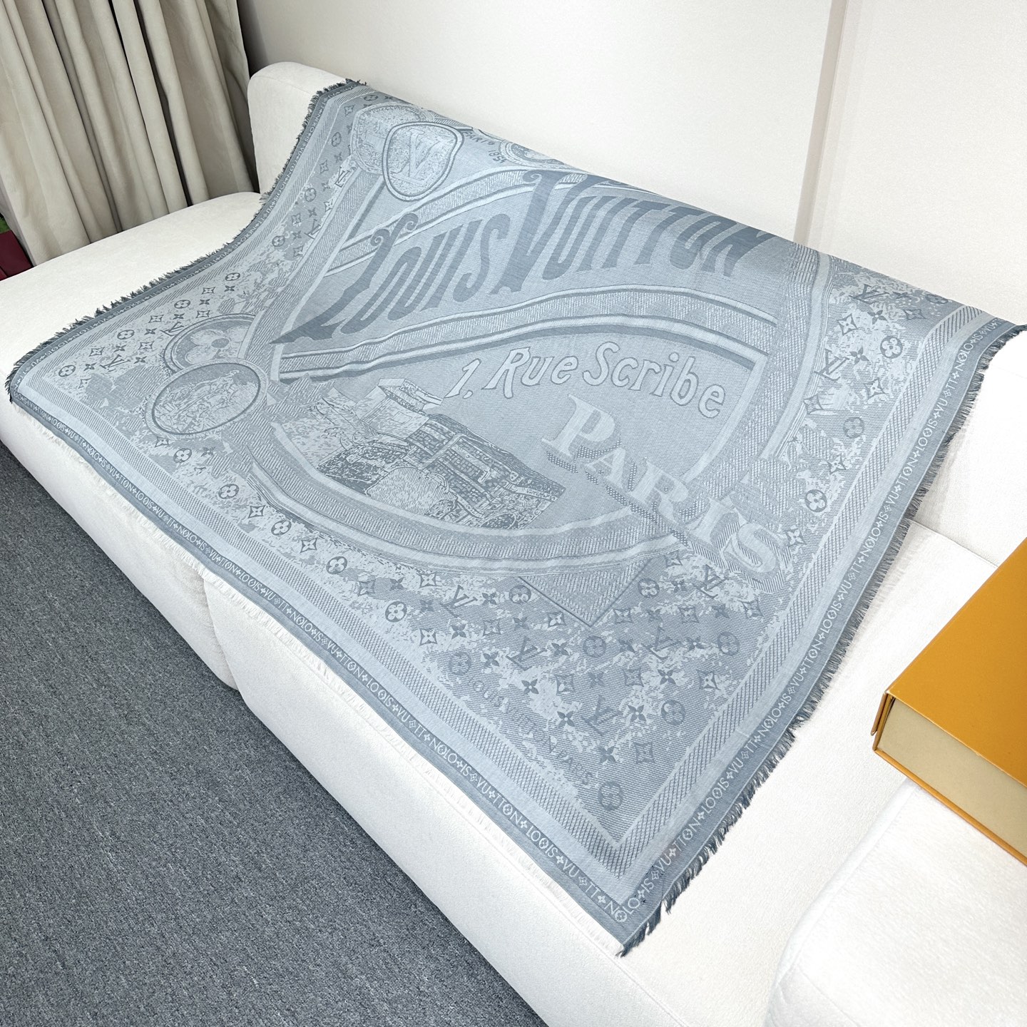 LV一比一女士灰色提花披肩 雙面圖騰設計優雅實用|超A仿原單精品圖片 12 LV一比一女士灰色提花披肩 雙面圖騰設計優雅實用|歐美奢侈品精品推薦