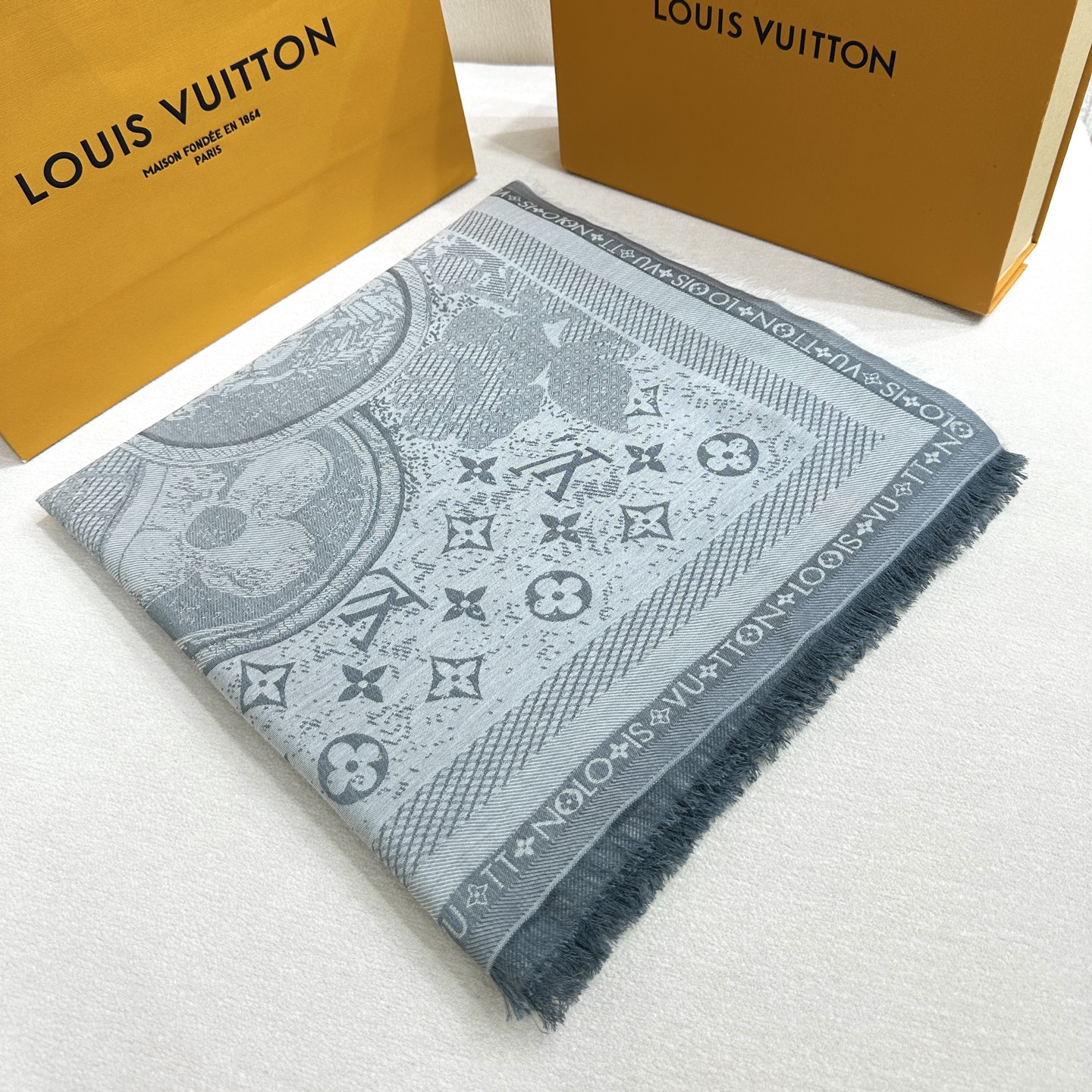 LV一比一女士灰色提花披肩 雙面圖騰設計優雅實用|超A仿原單精品圖片 10 LV一比一女士灰色提花披肩 雙面圖騰設計優雅實用|歐美奢侈品精品推薦