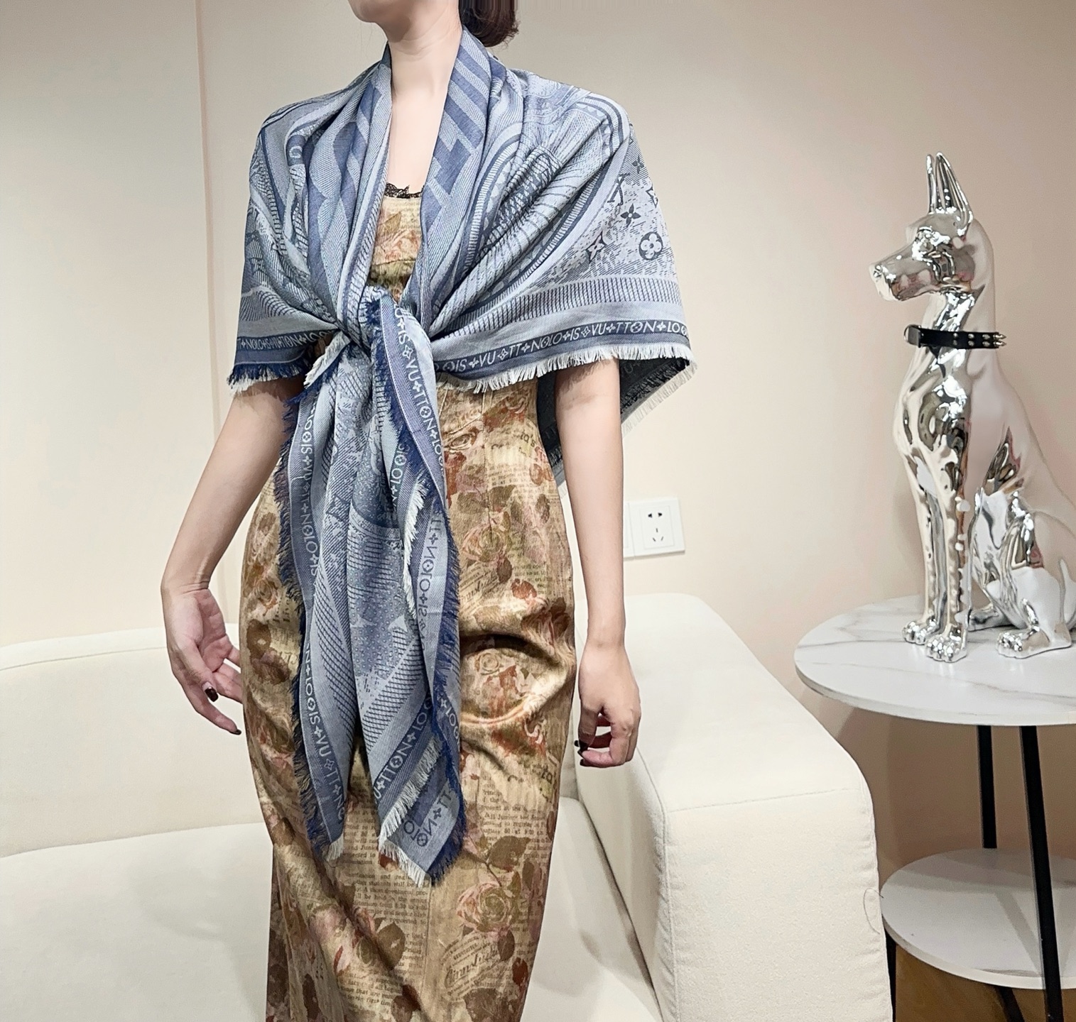 LV高仿灰藍刺繡大披巾 復古圓章圖騰 巴黎風格百搭單品|超A仿原單精品圖片 13 LV高仿灰藍刺繡大披巾 復古圓章圖騰 巴黎風格百搭單品|歐美奢侈品精品推薦