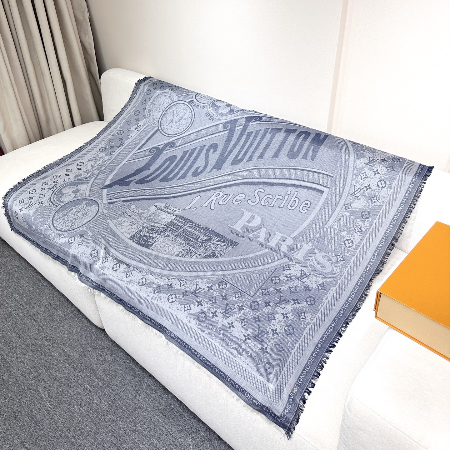 LV高仿灰藍刺繡大披巾 復古圓章圖騰 巴黎風格百搭單品|超A仿原單精品圖片 12 LV高仿灰藍刺繡大披巾 復古圓章圖騰 巴黎風格百搭單品|歐美奢侈品精品推薦