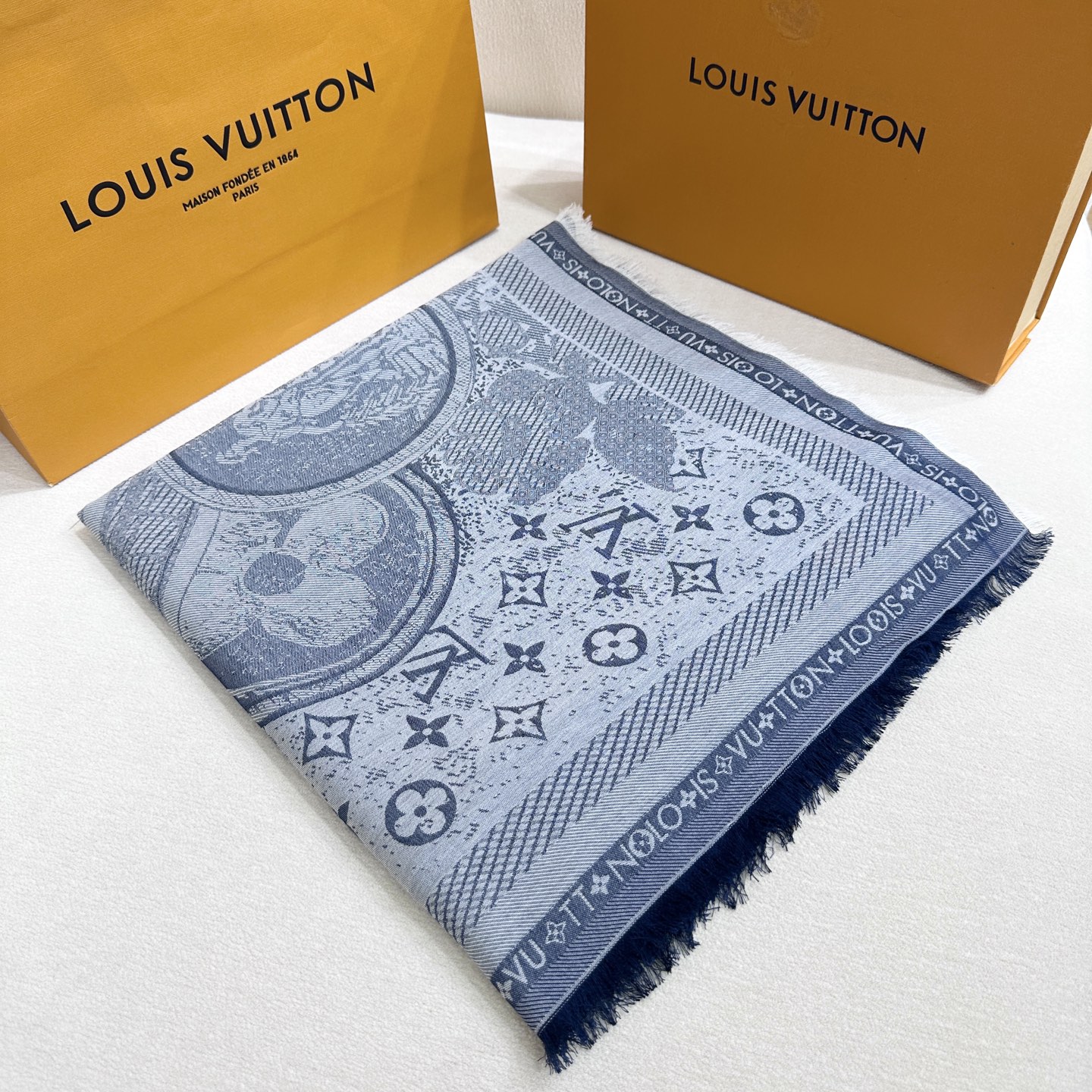 LV高仿灰藍刺繡大披巾 復古圓章圖騰 巴黎風格百搭單品|超A仿原單精品圖片 10 LV高仿灰藍刺繡大披巾 復古圓章圖騰 巴黎風格百搭單品|歐美奢侈品精品推薦