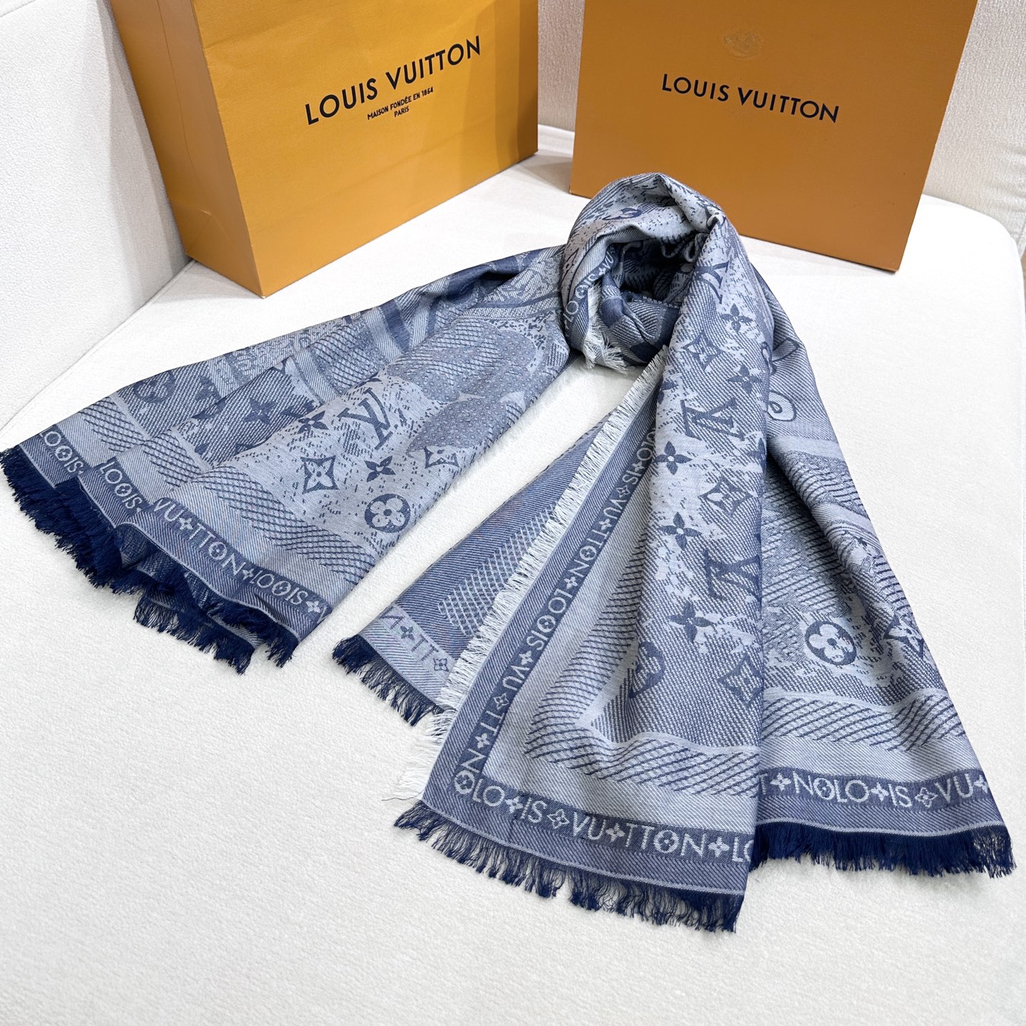 LV高仿灰藍刺繡大披巾 復古圓章圖騰 巴黎風格百搭單品|超A仿原單精品圖片 9 LV高仿灰藍刺繡大披巾 復古圓章圖騰 巴黎風格百搭單品|歐美奢侈品精品推薦