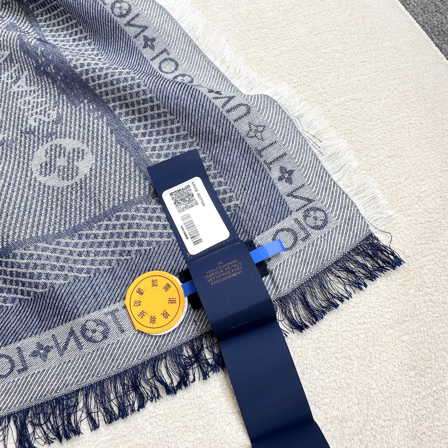 LV高仿灰藍刺繡大披巾 復古圓章圖騰 巴黎風格百搭單品|超A仿原單精品圖片 7 LV高仿灰藍刺繡大披巾 復古圓章圖騰 巴黎風格百搭單品|歐美奢侈品精品推薦
