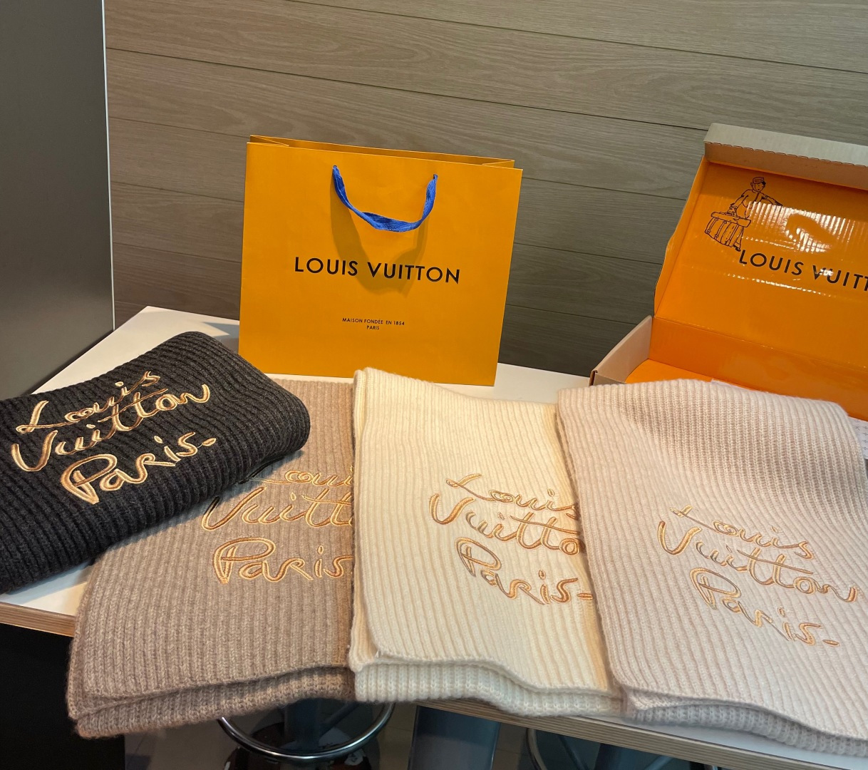 LV一比一白色刺繡羅紋圍巾 女士氣質款羊毛材質百搭色|超A仿原單精品圖片 13 LV一比一白色刺繡羅紋圍巾 女士氣質款羊毛材質百搭色|歐美奢侈品精品推薦